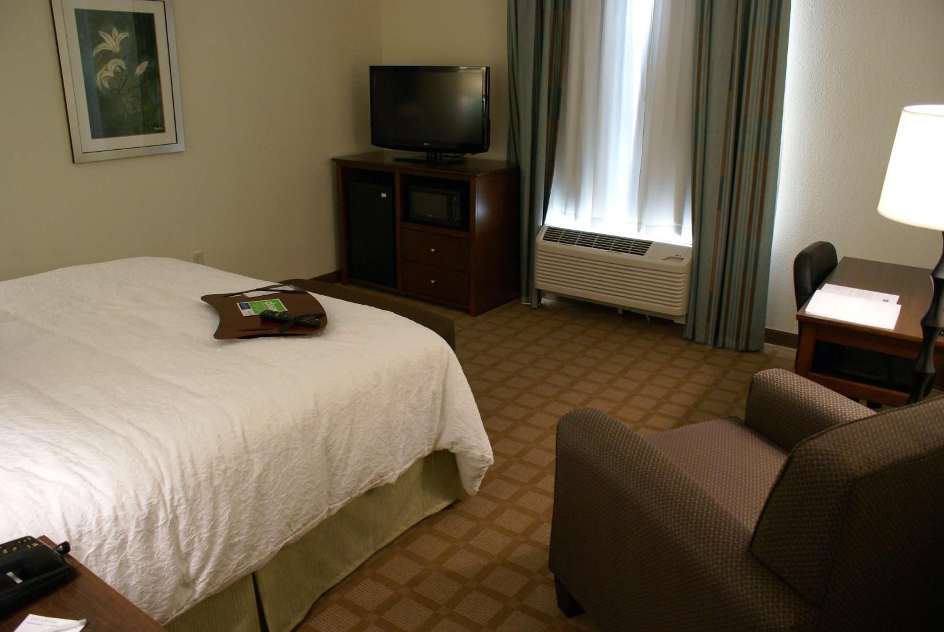 King Room with King Bed - Non-Smoking - Photo 2
