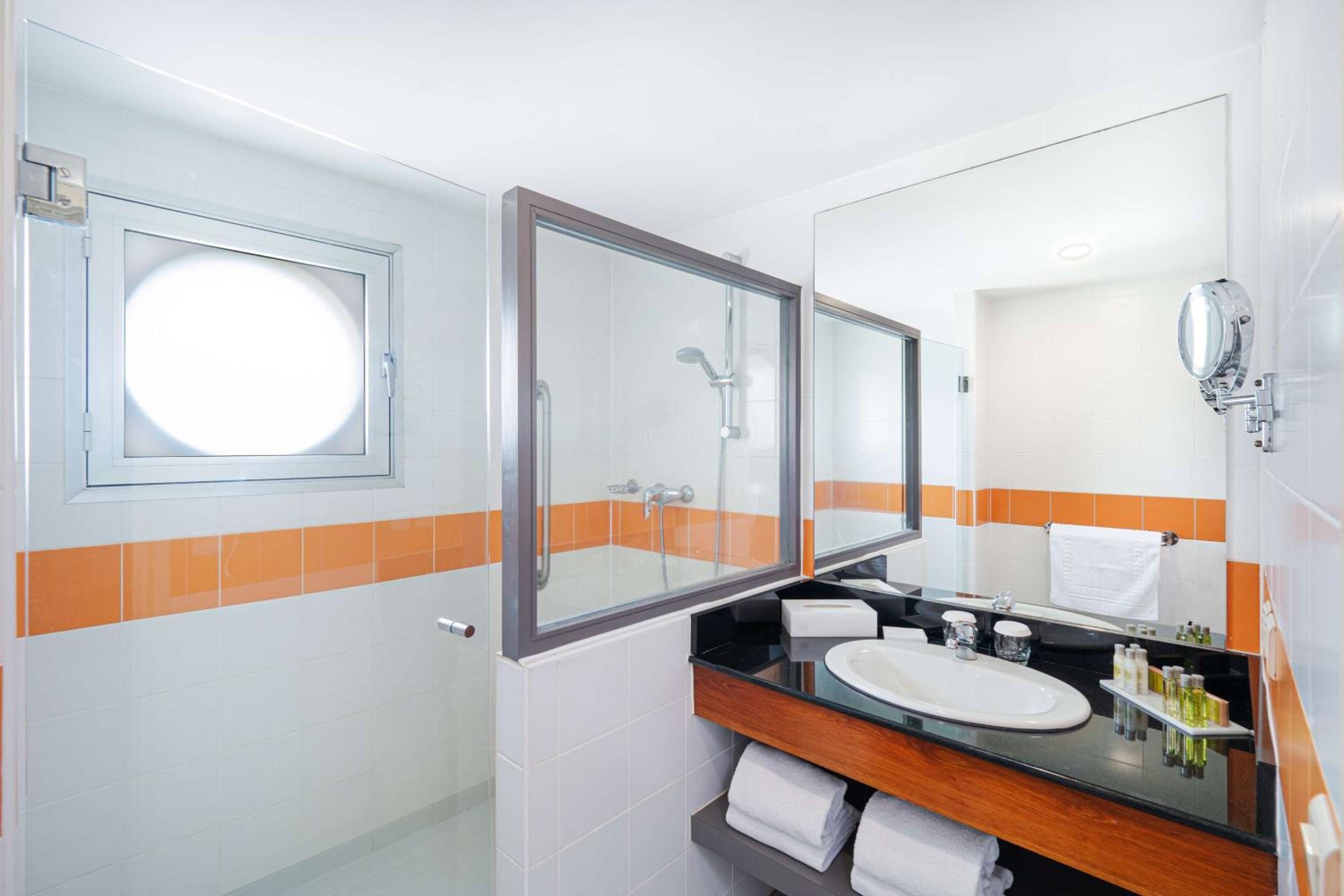 Deluxe Two-Bedroom Apartment With Ocean View - Photo 4