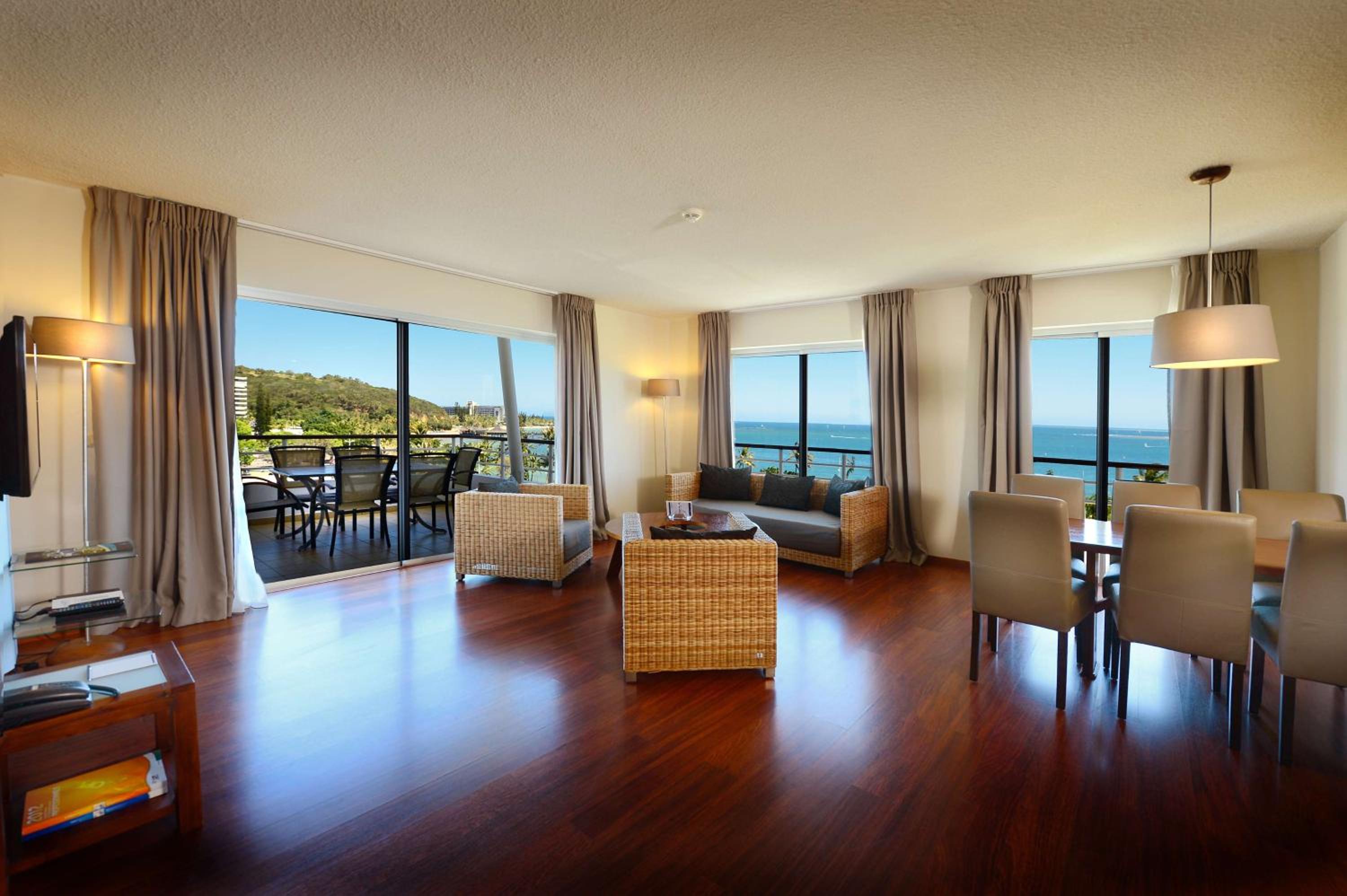 Three-Bedroom Apartment with Ocean View - Photo 4
