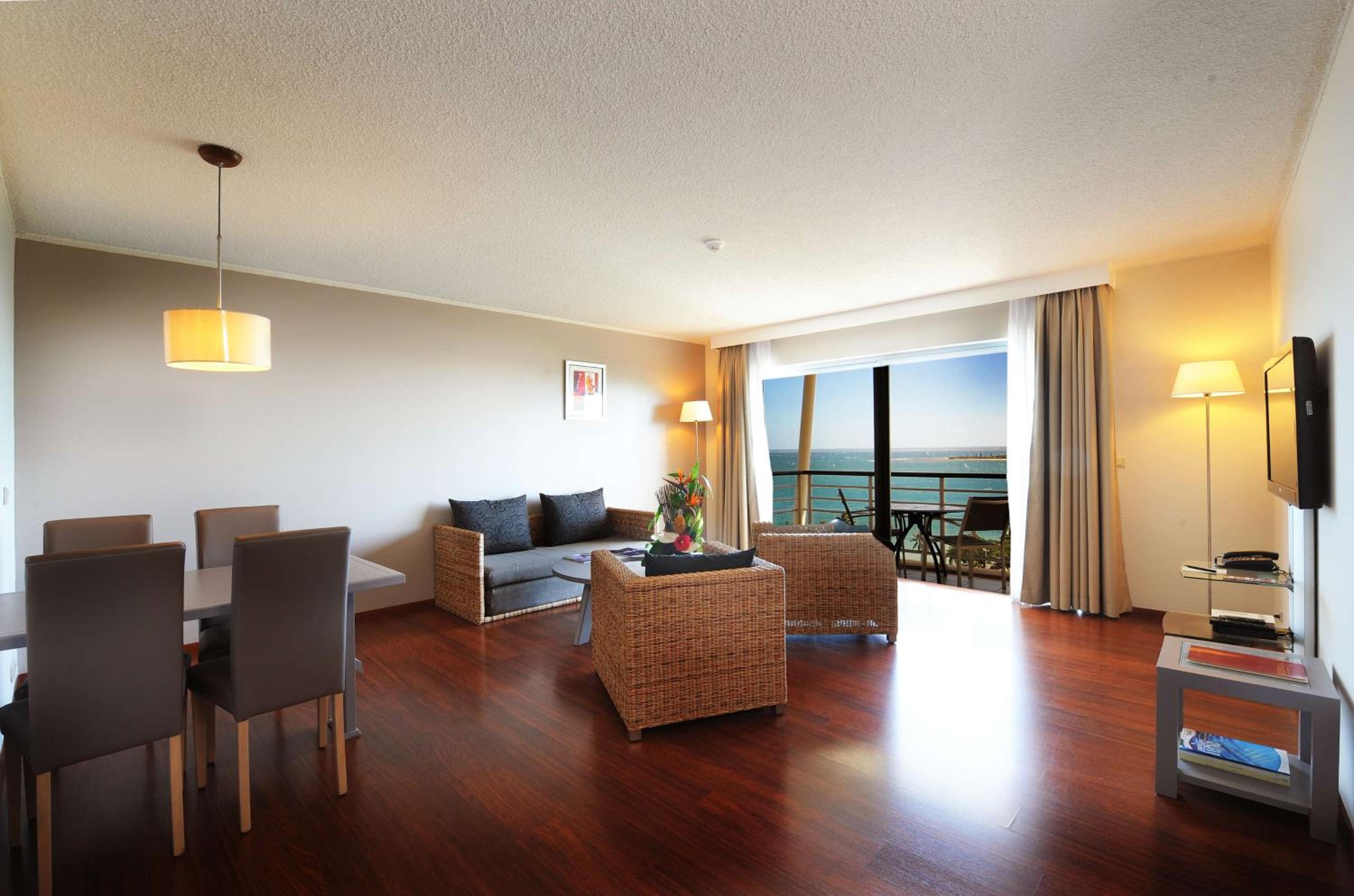 One-Bedroom King Apartment with Garden View