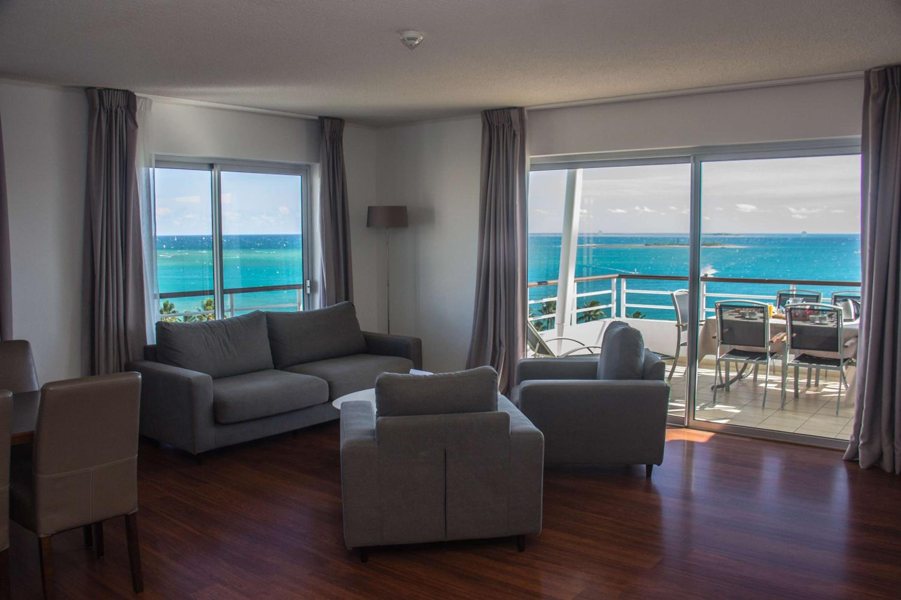 Three-Bedroom Apartment with Ocean View - Photo 5