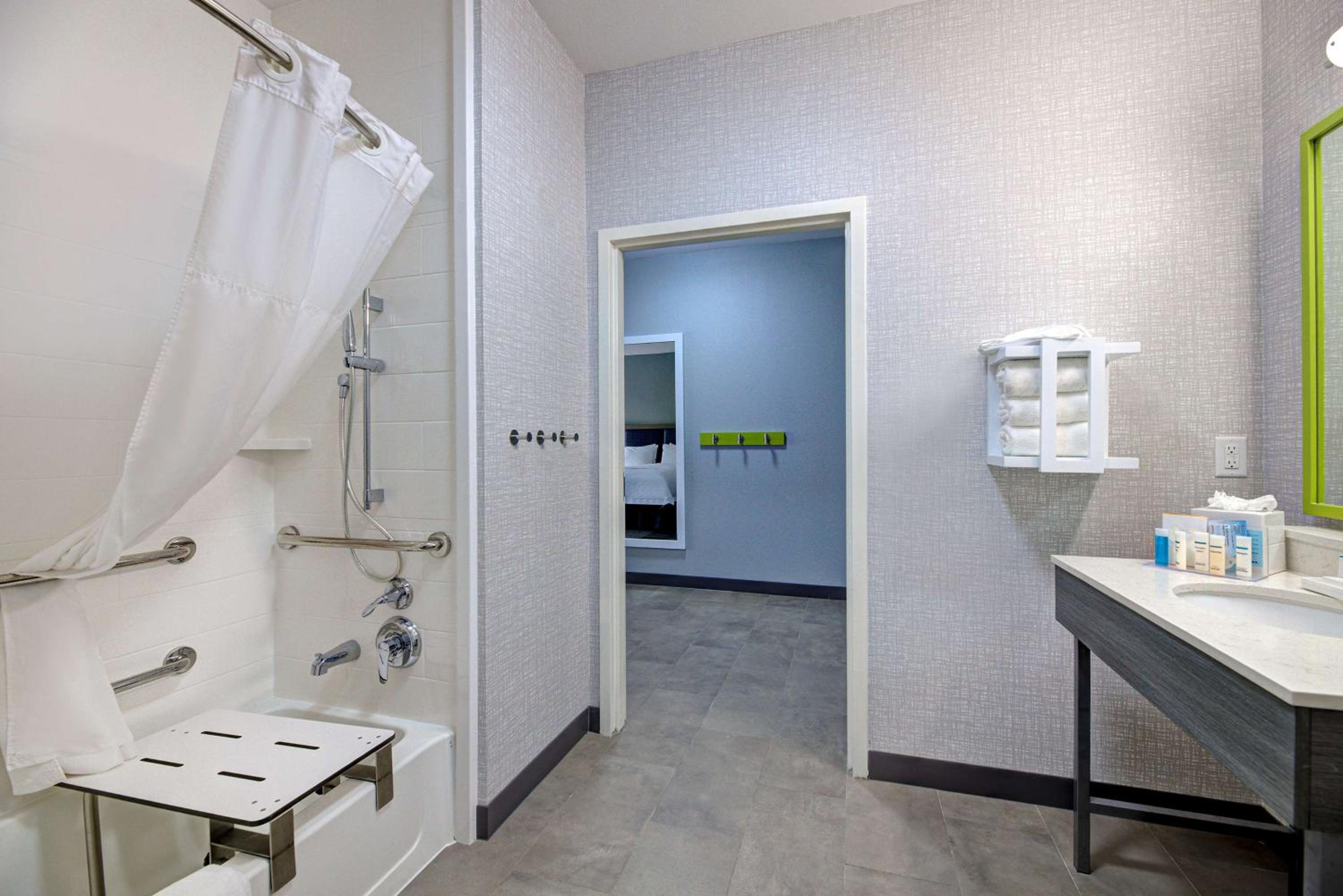 Queen Room with Two Queen Beds - Mobility and Hearing Access/Non-Smoking photo 2