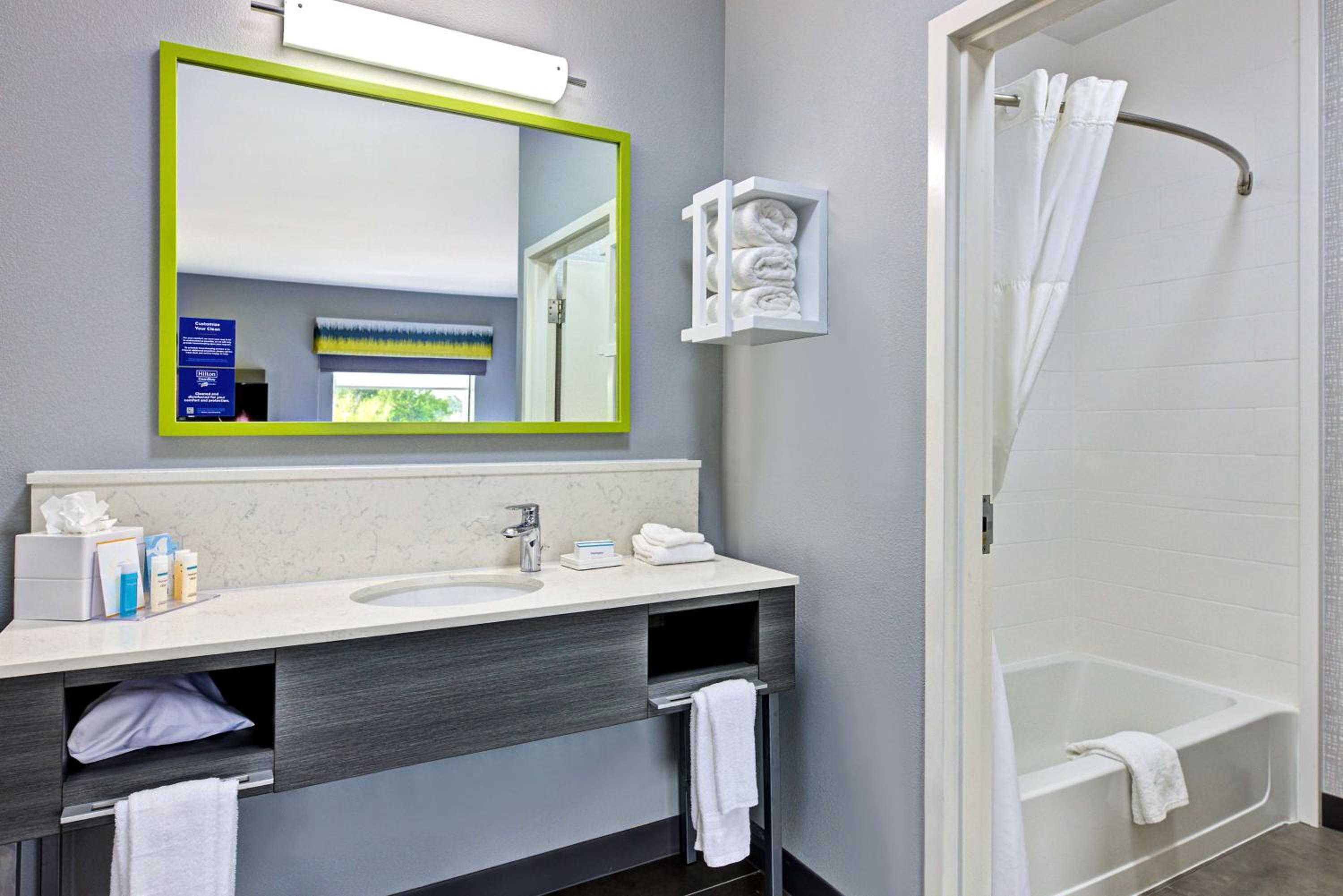 Queen Studio Suite with Two Queen Beds - Non-Smoking photo 3