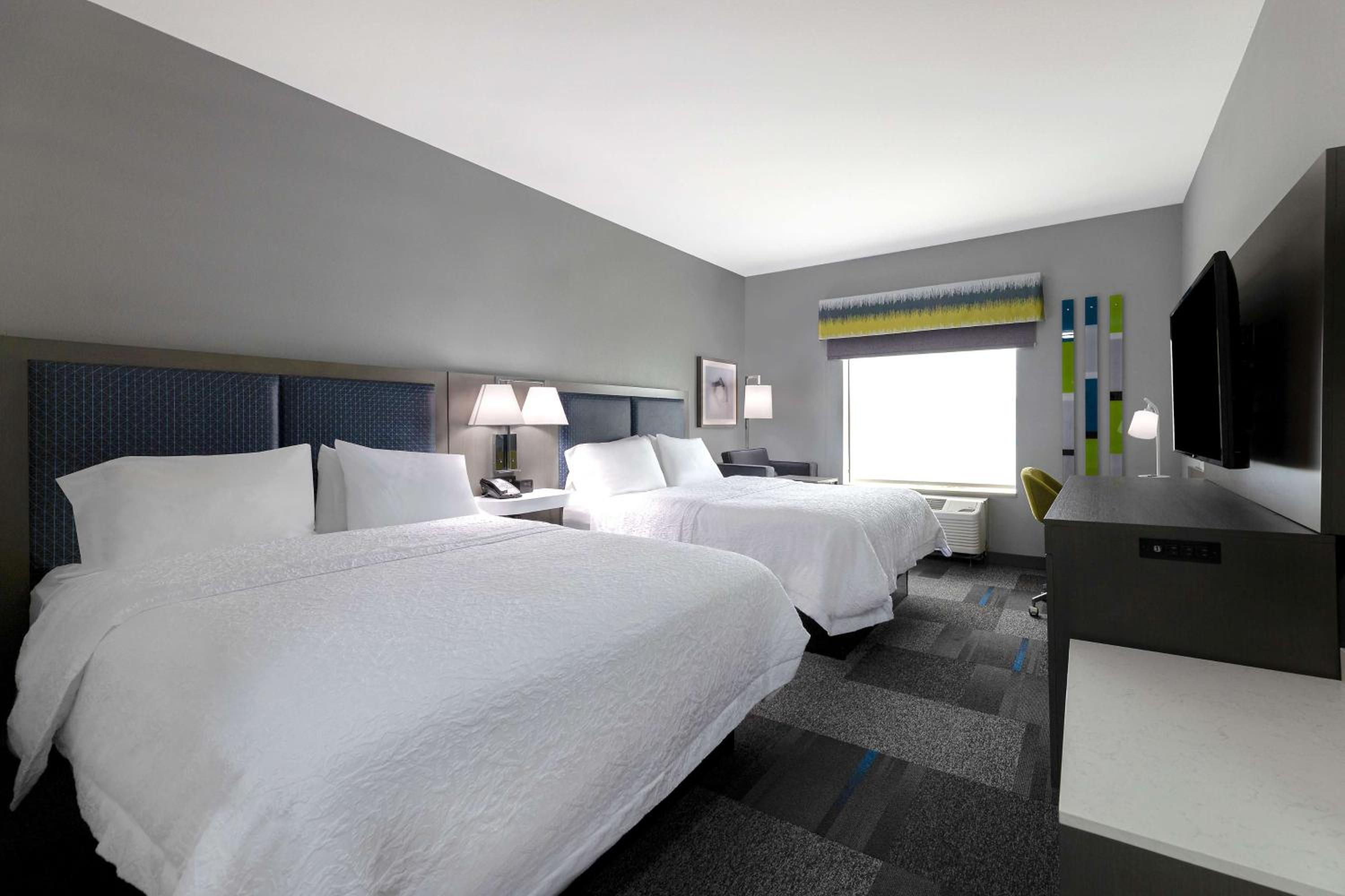 Room with Two Queen Beds - Non-Smoking photo 3