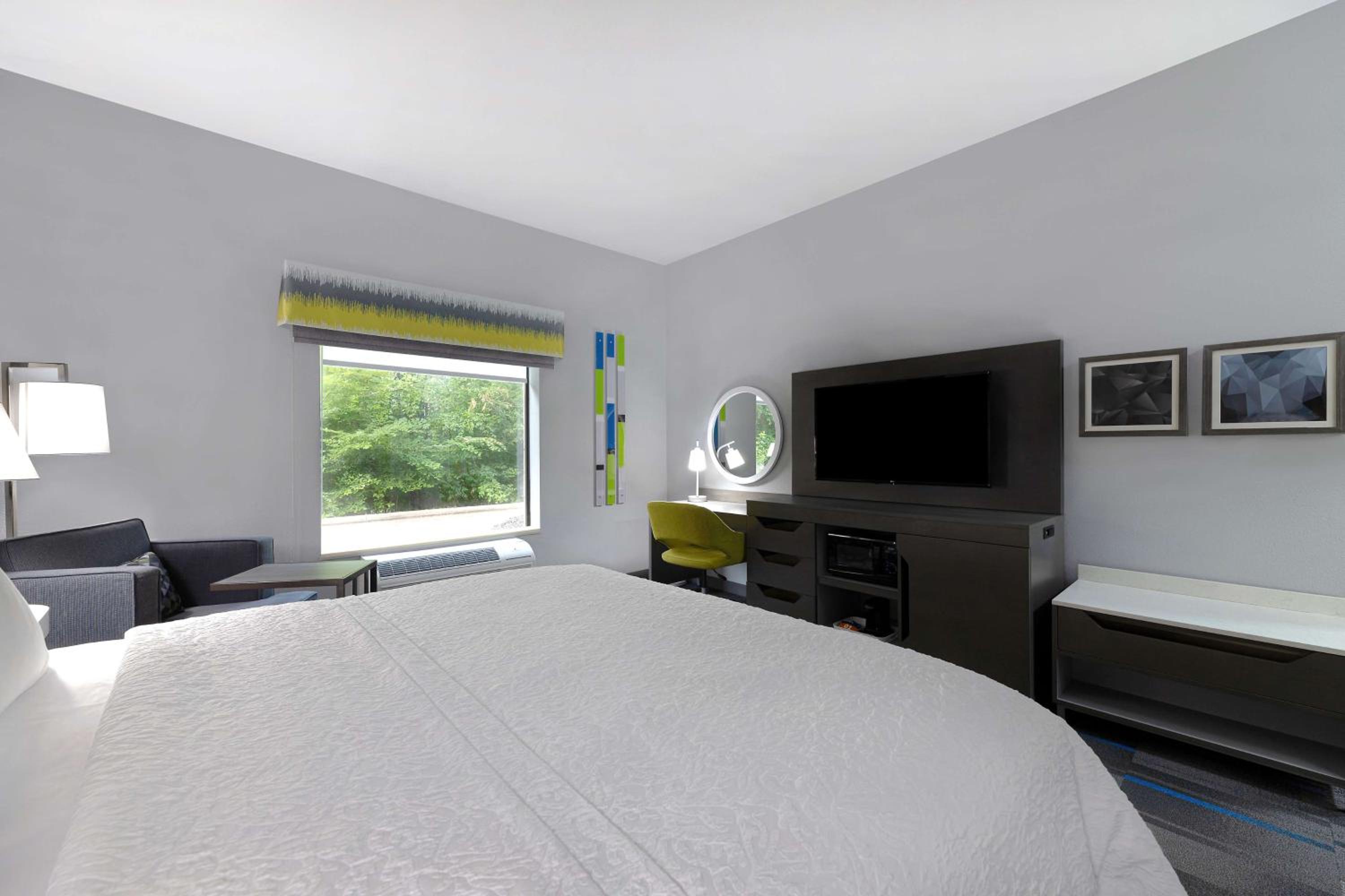 King Room with King Bed - Non-Smoking photo 2