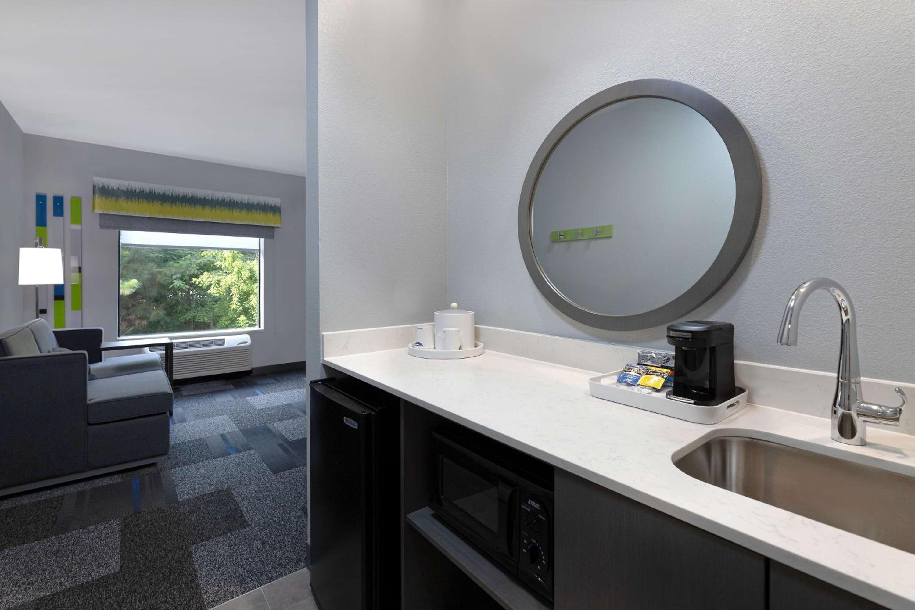 King Studio Suite - Non-Smoking photo 2