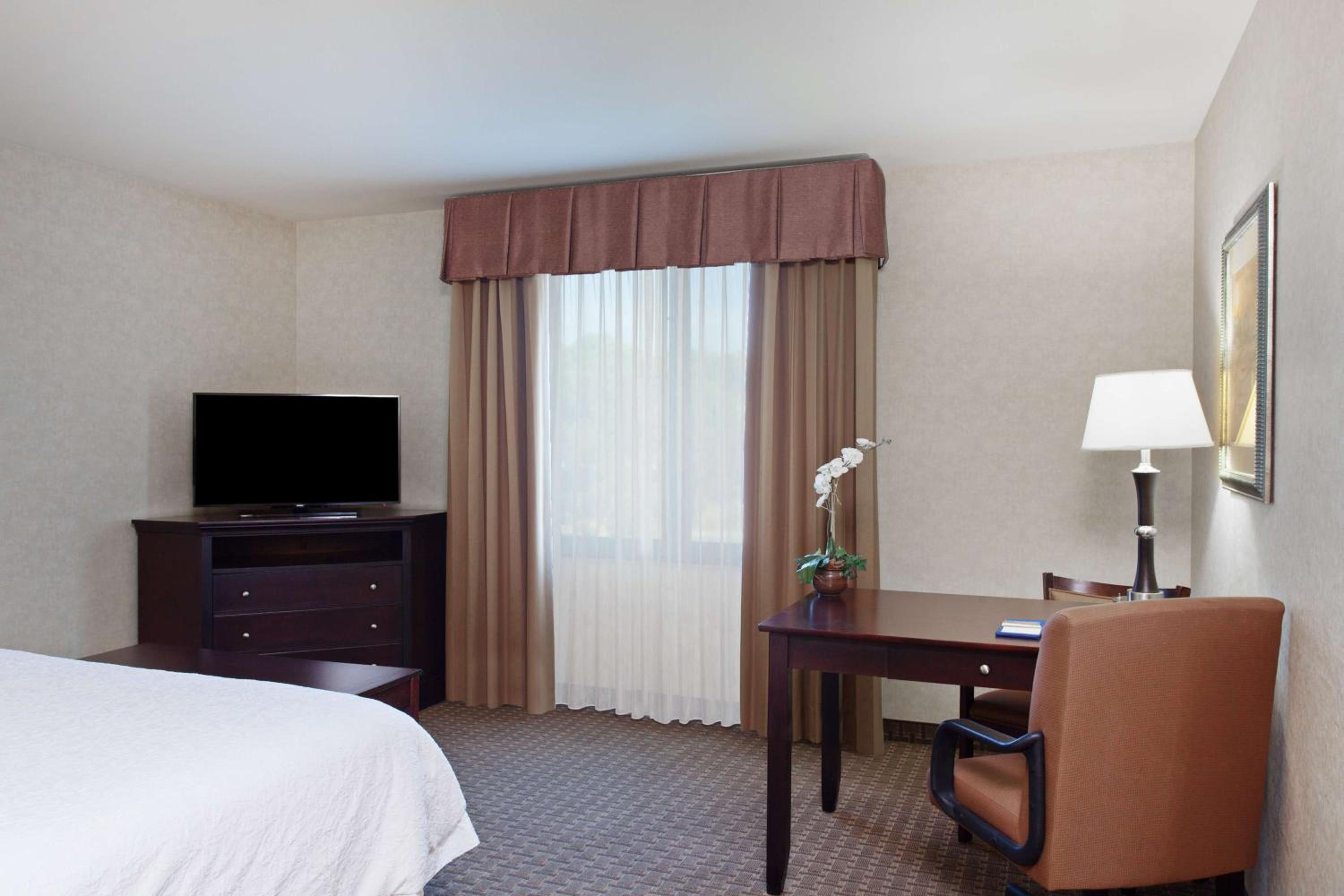 King Room with King Bed - Non-Smoking - Photo 4