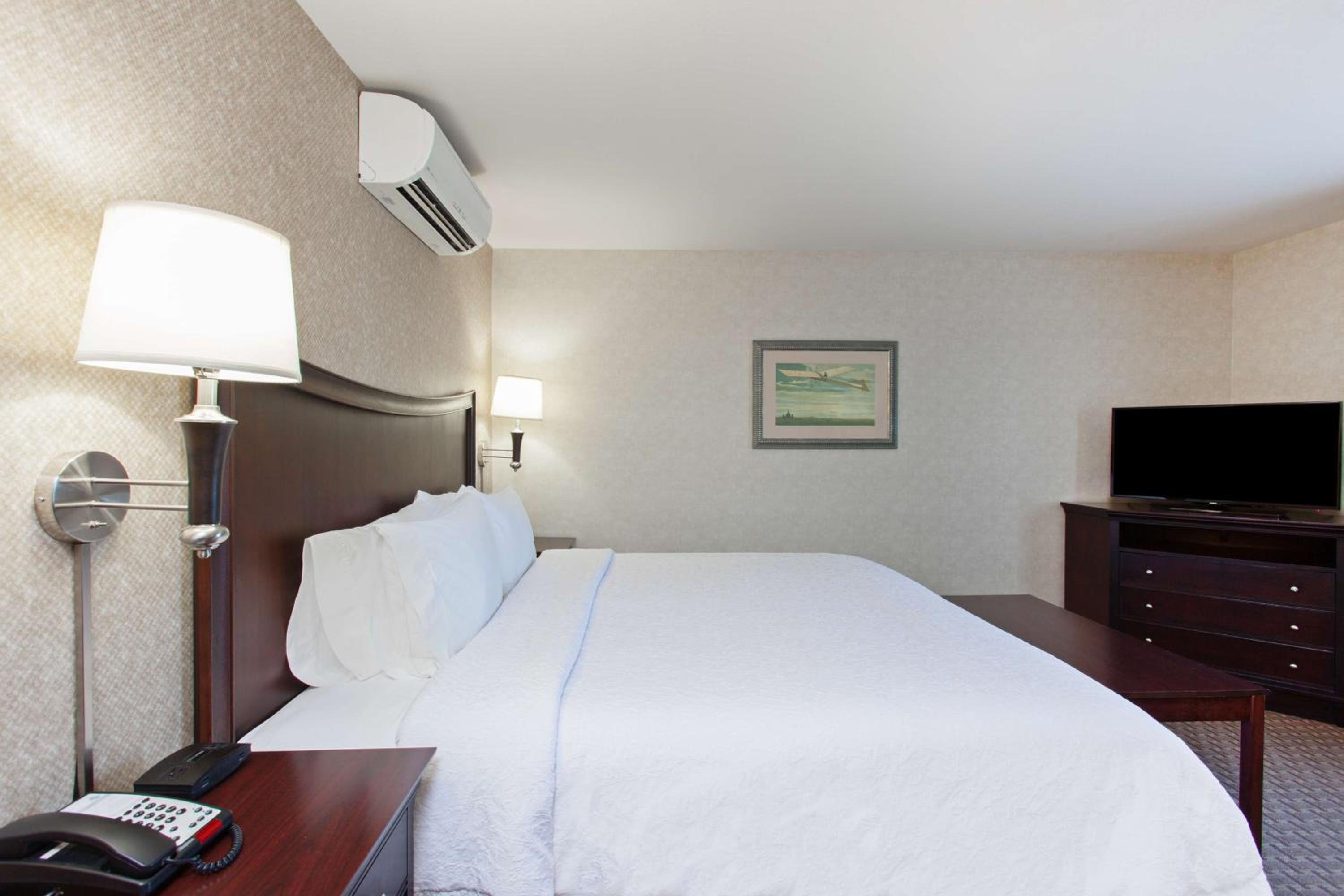 King Room with King Bed - Non-Smoking - Photo 3