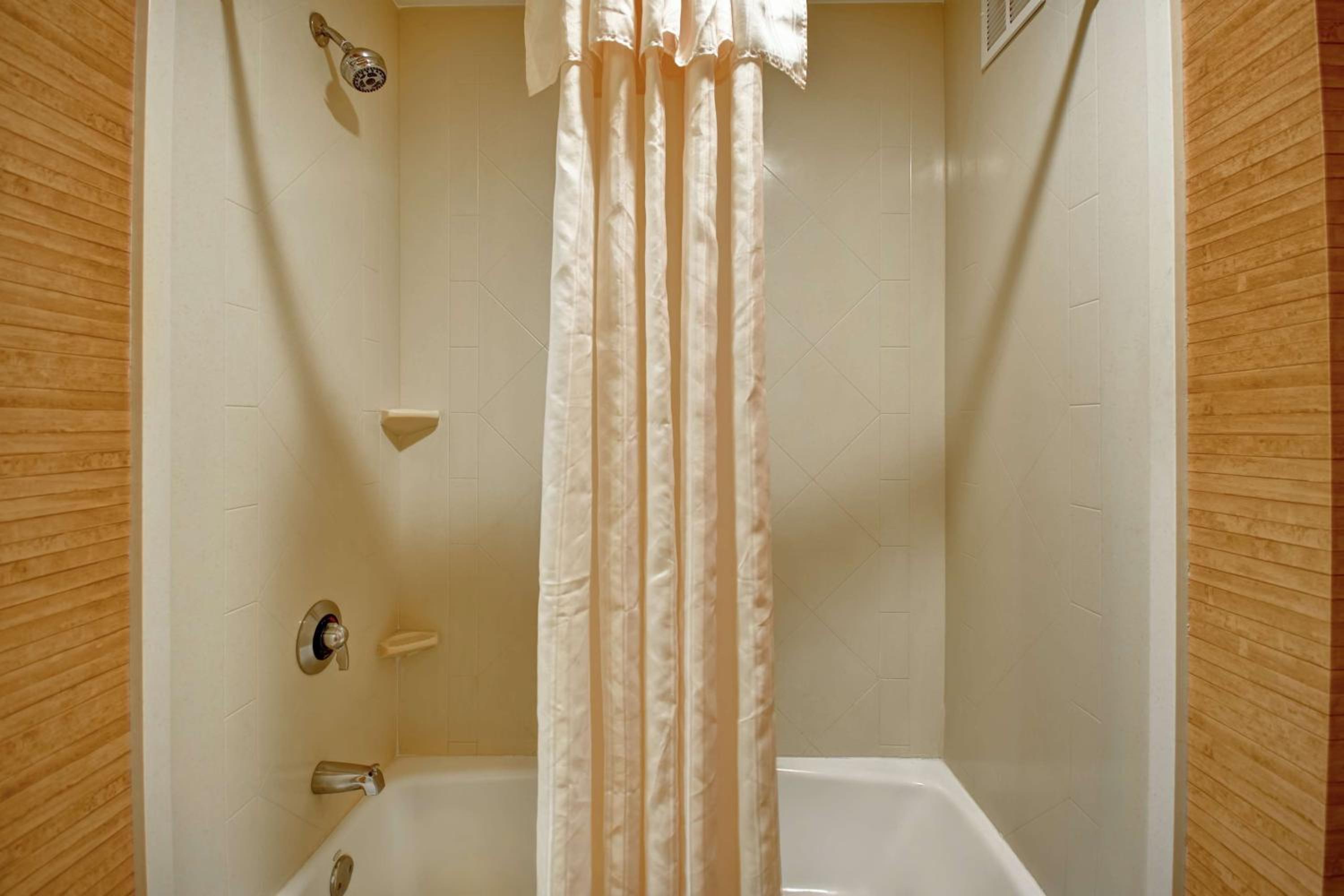 One-Bedroom King Suite - Non-Smoking - Photo 3