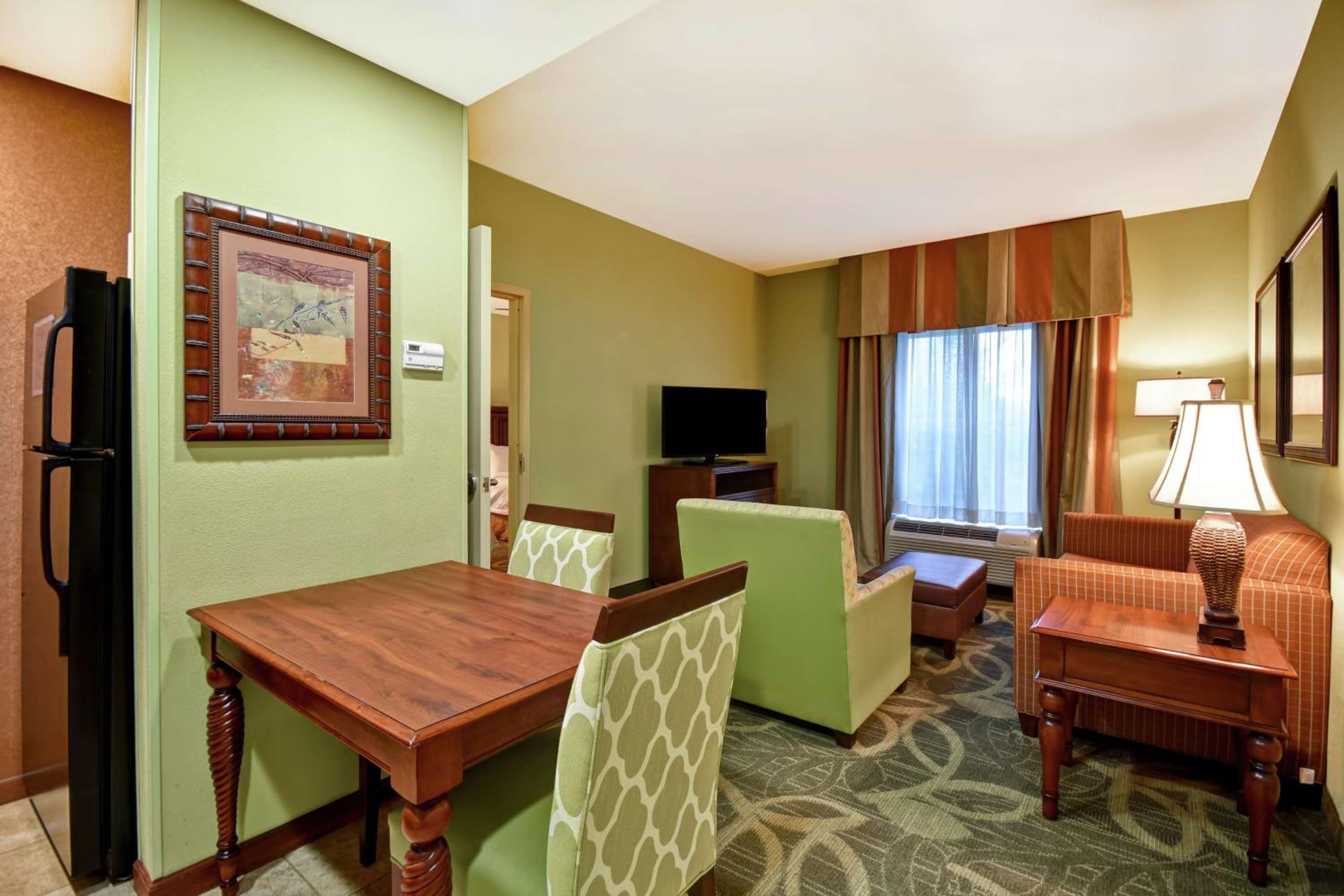 One-Bedroom King Suite - Non-Smoking - Photo 2