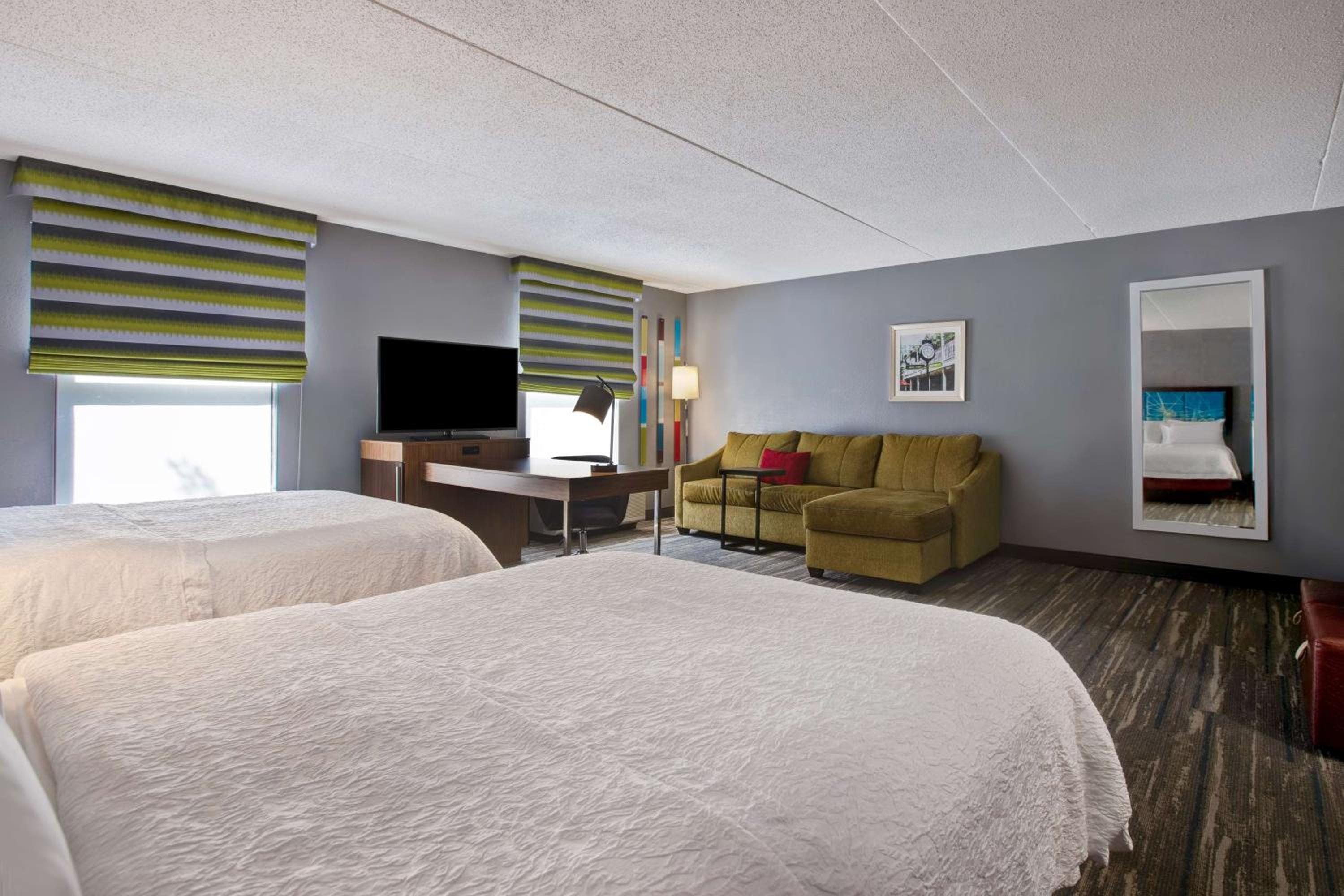 Queen Room with Two Queen Beds - Non-Smoking - Photo 1