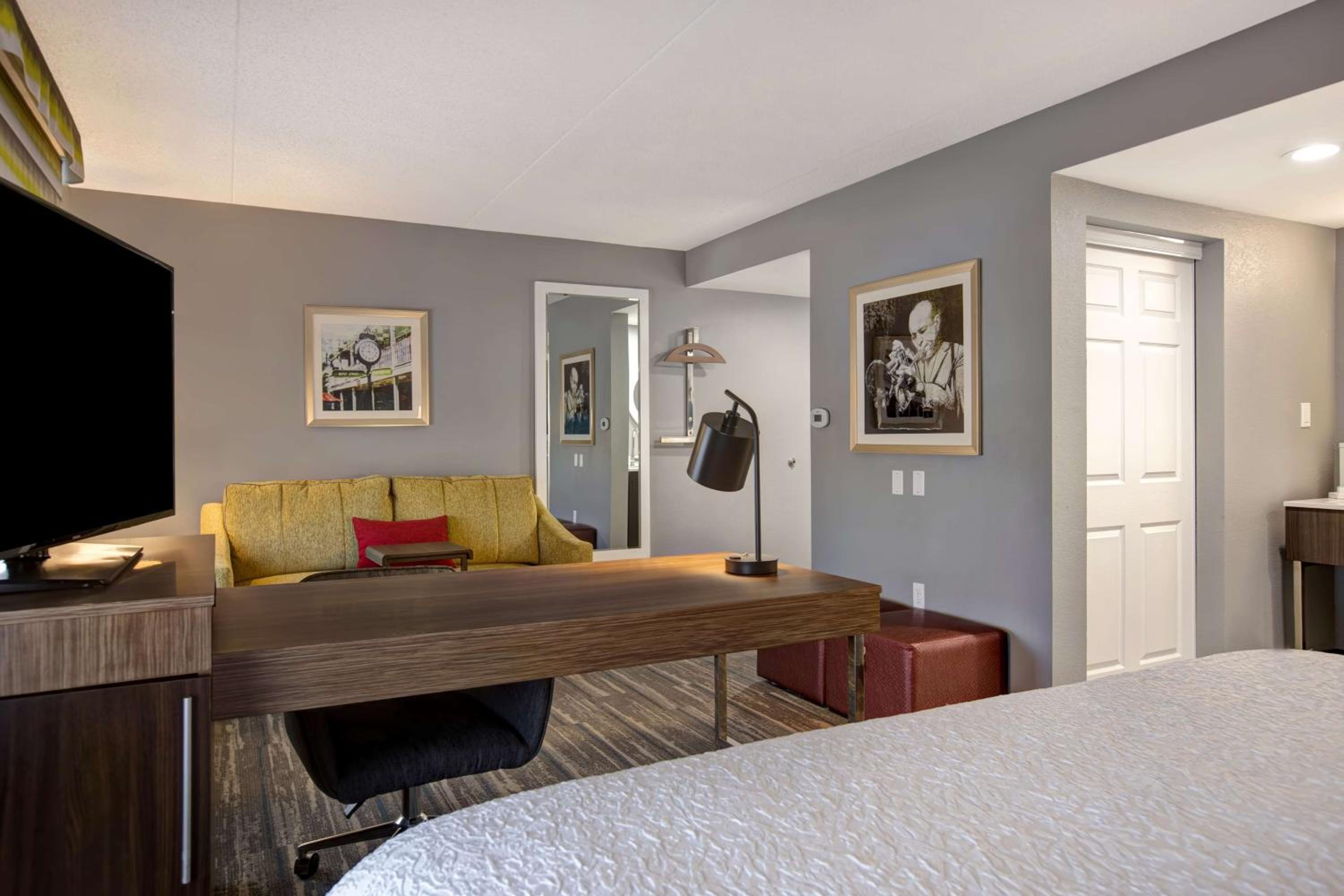 King Room with King Bed - Non-Smoking - Photo 1