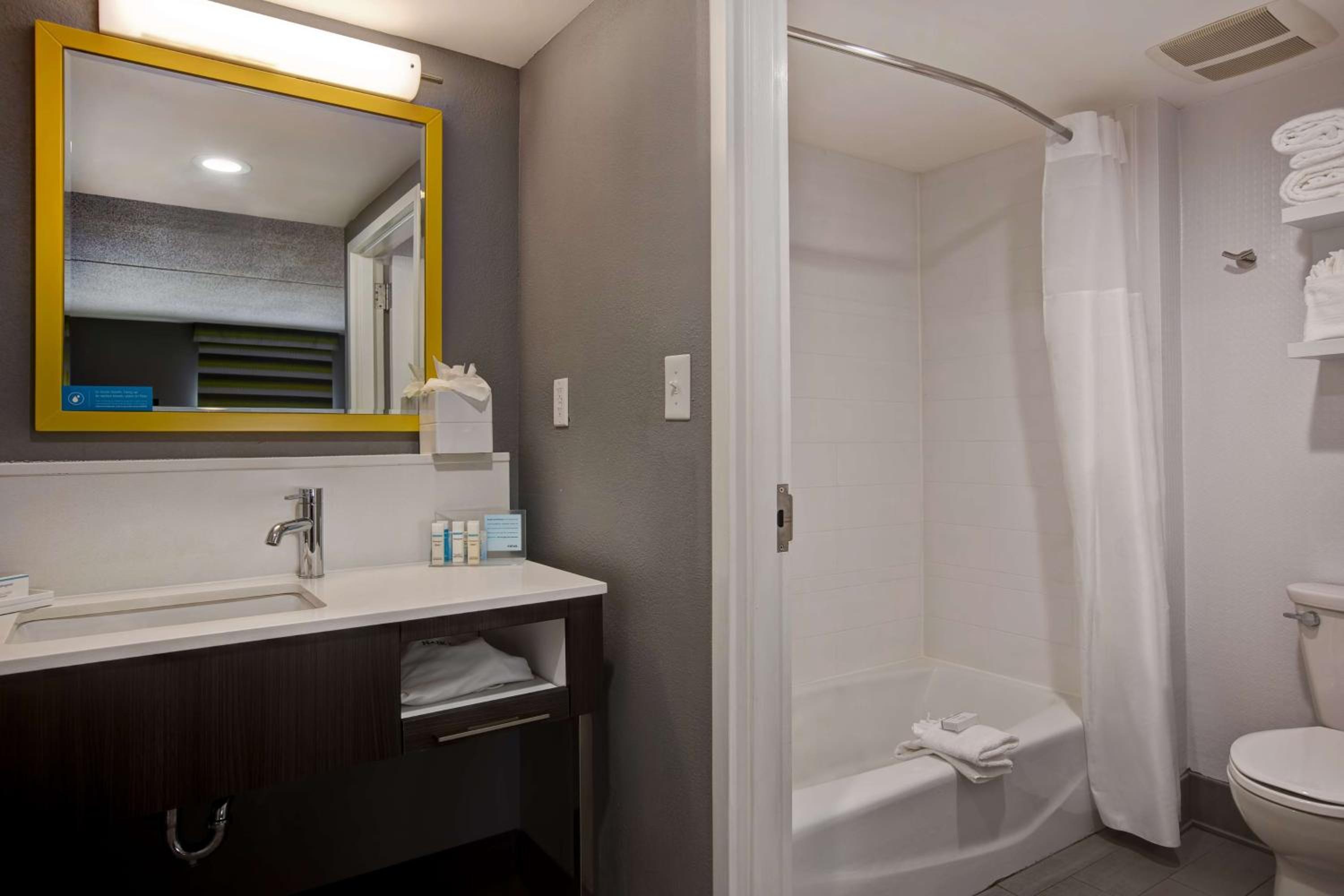 Queen Room with Two Queen Beds - Non-Smoking - Photo 4