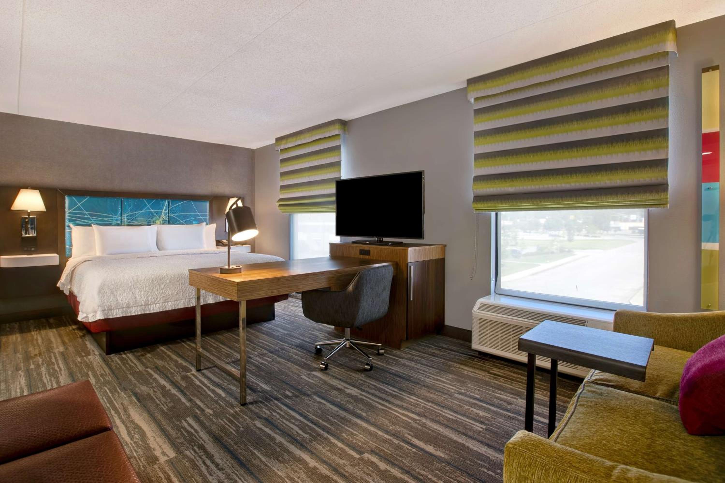 King Room with King Bed - Non-Smoking - Photo 2