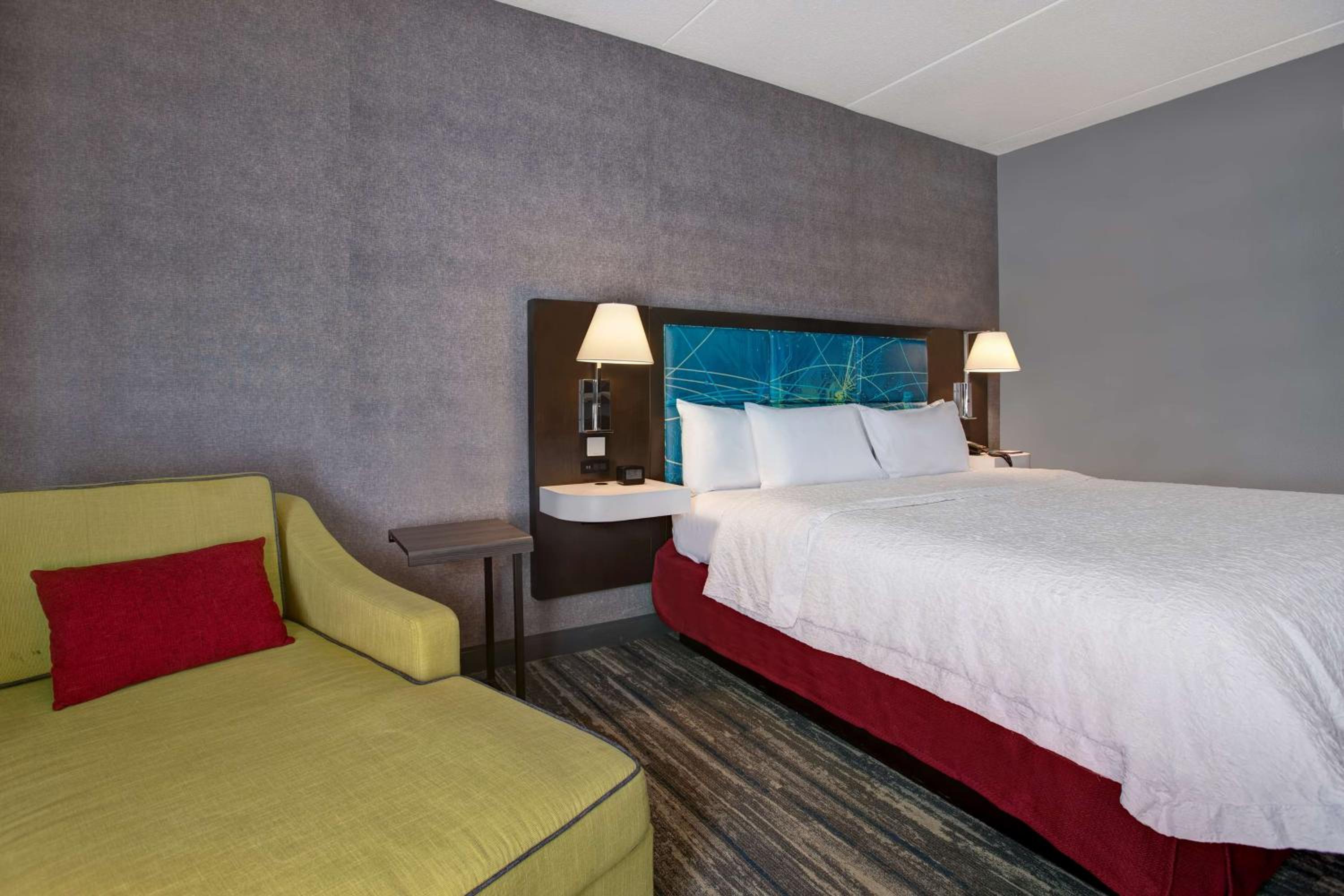 King Room with Accessible Tub - Mobility and Hearing Access/Non-Smoking - Photo 1