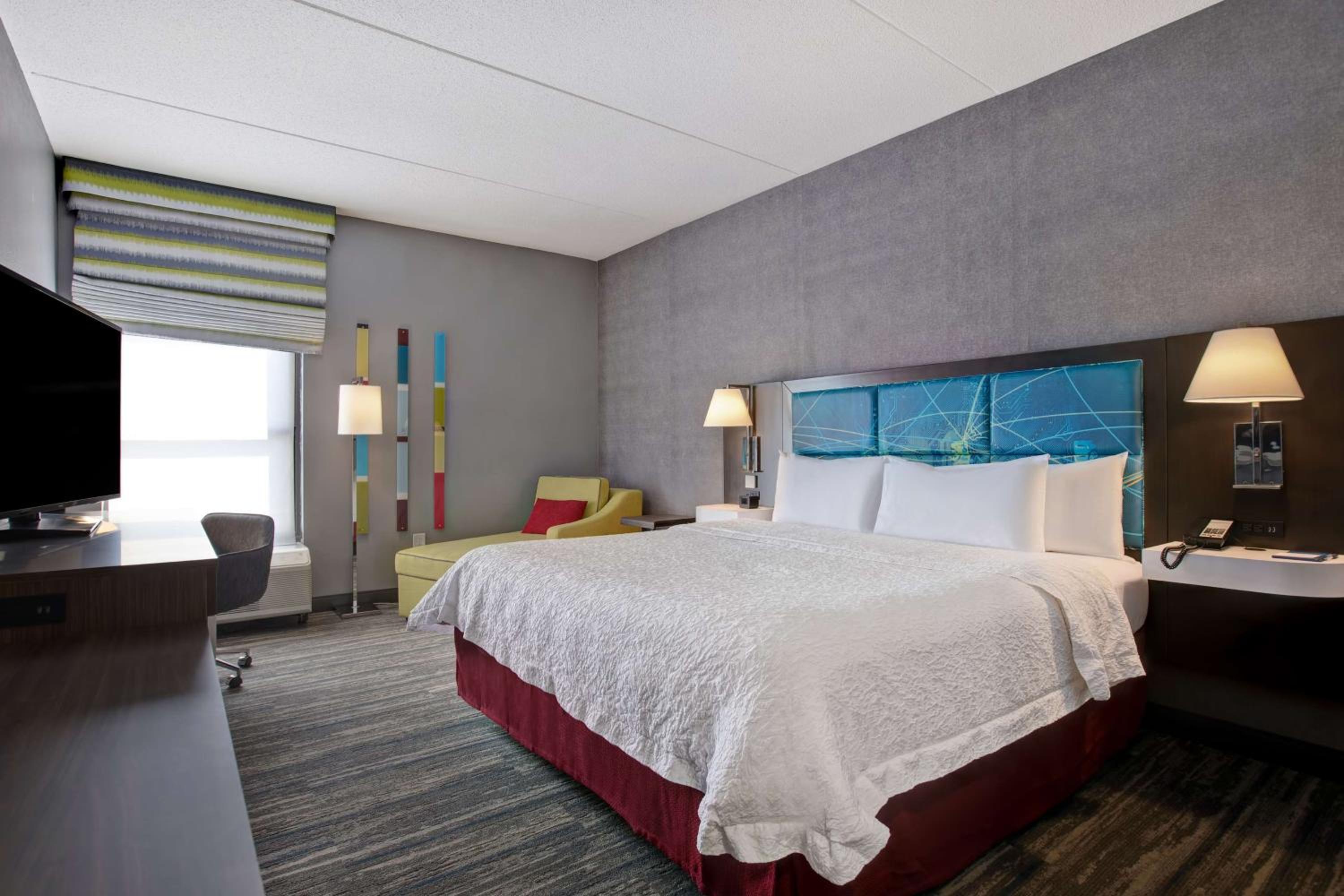 King Room with Accessible Tub - Mobility and Hearing Access/Non-Smoking - Photo 2