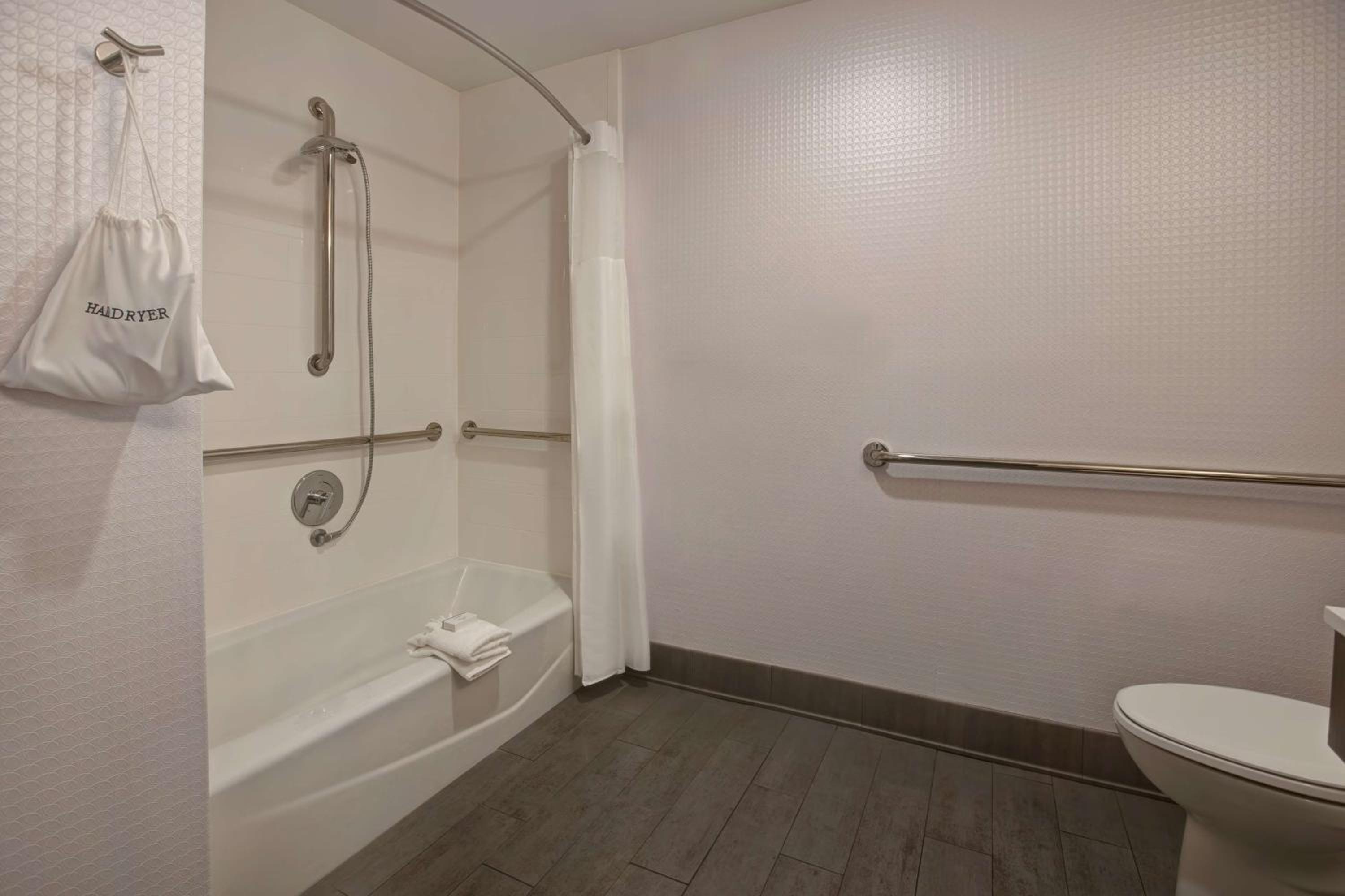 King Room with Accessible Tub - Mobility and Hearing Access/Non-Smoking - Photo 3