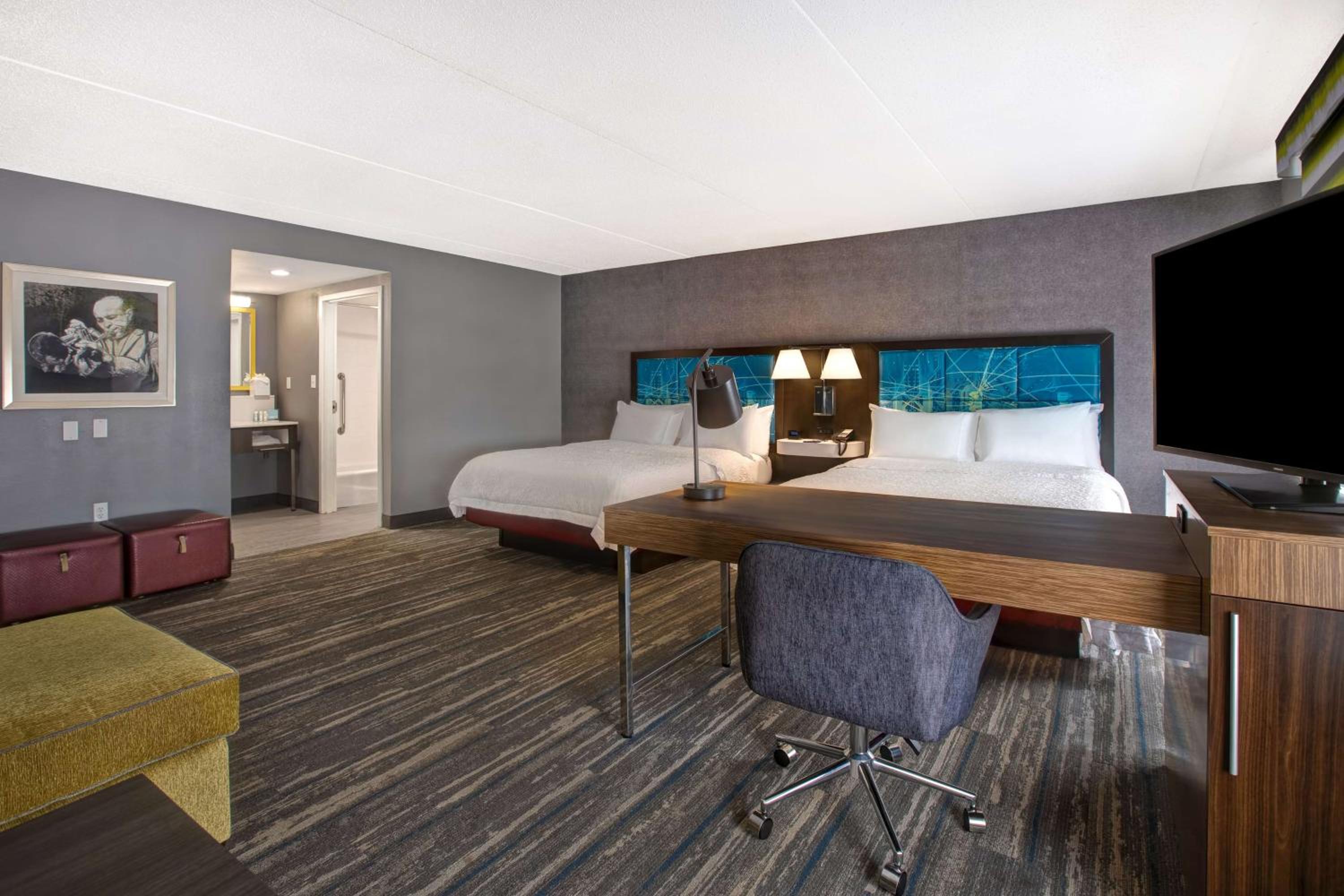 Queen Room with Two Queen Beds - Non-Smoking - Photo 2