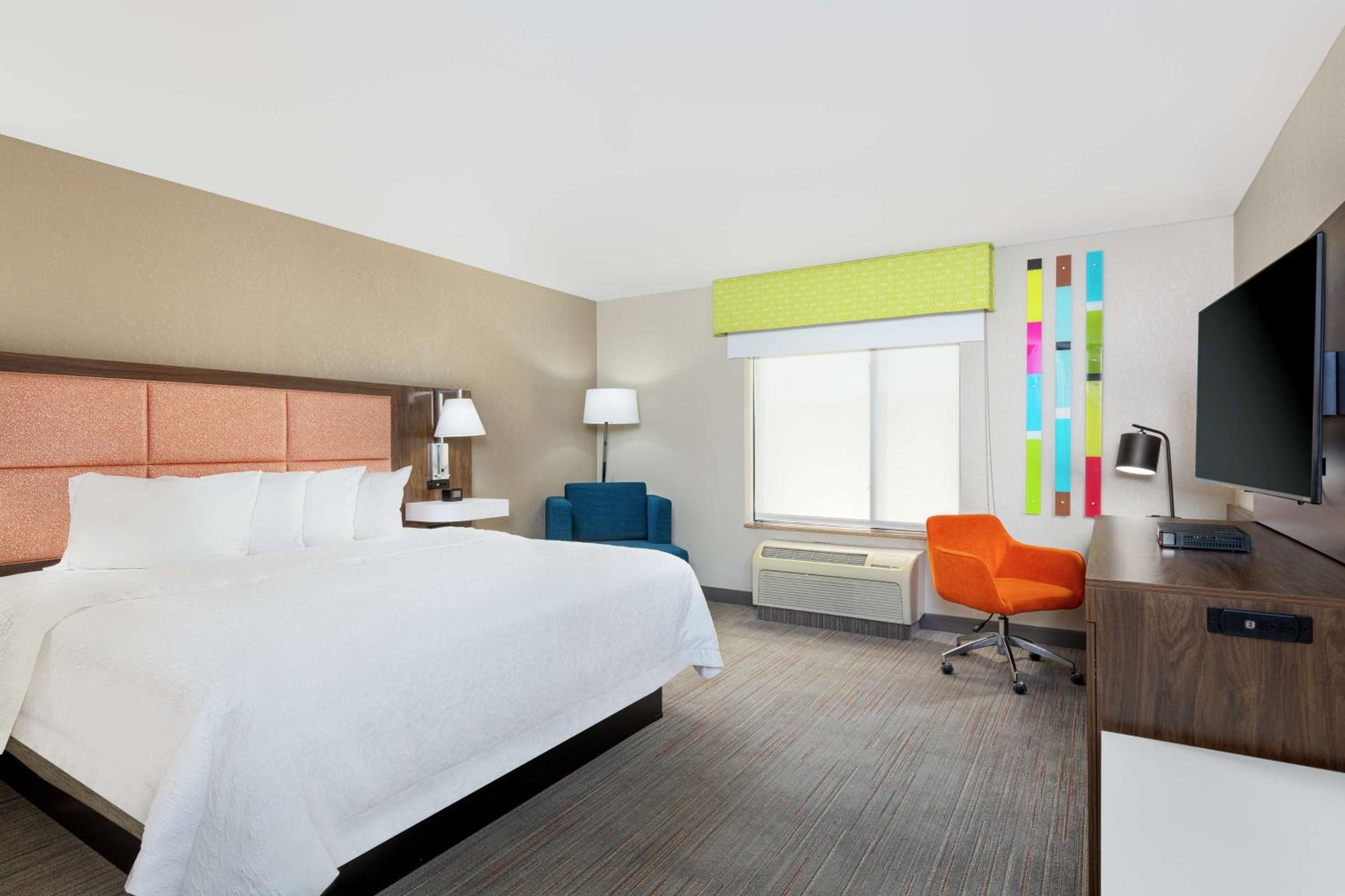 King Room with King Bed - Non-Smoking - Photo 4