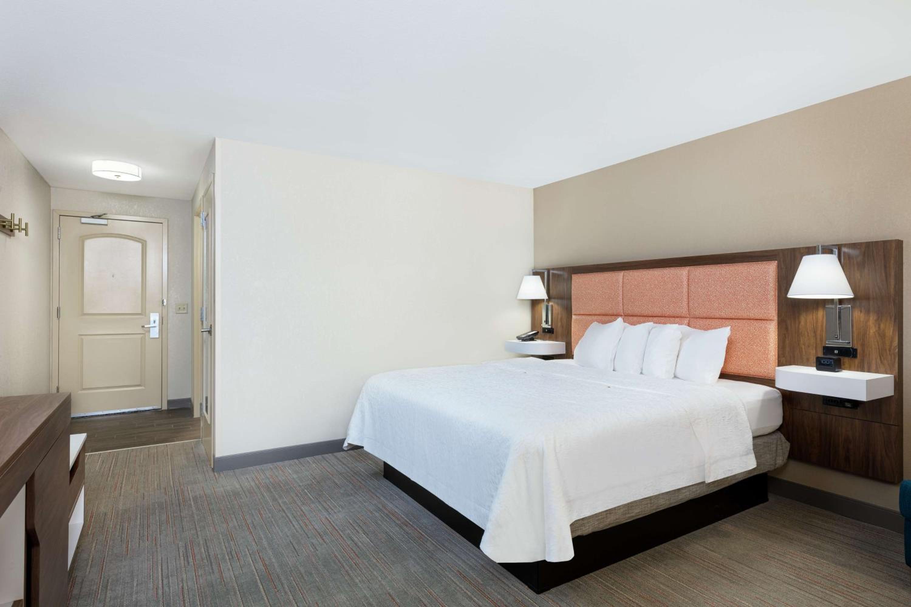 King Room with King Bed - Non-Smoking - Photo 2