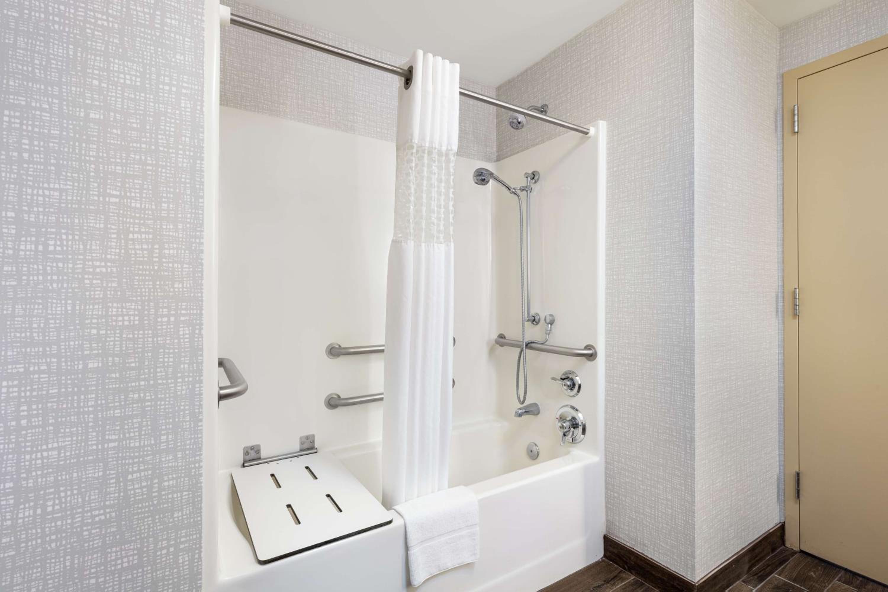 King Room with Accessible Tub - Mobility and Hearing Access/Non-Smoking - Photo 3