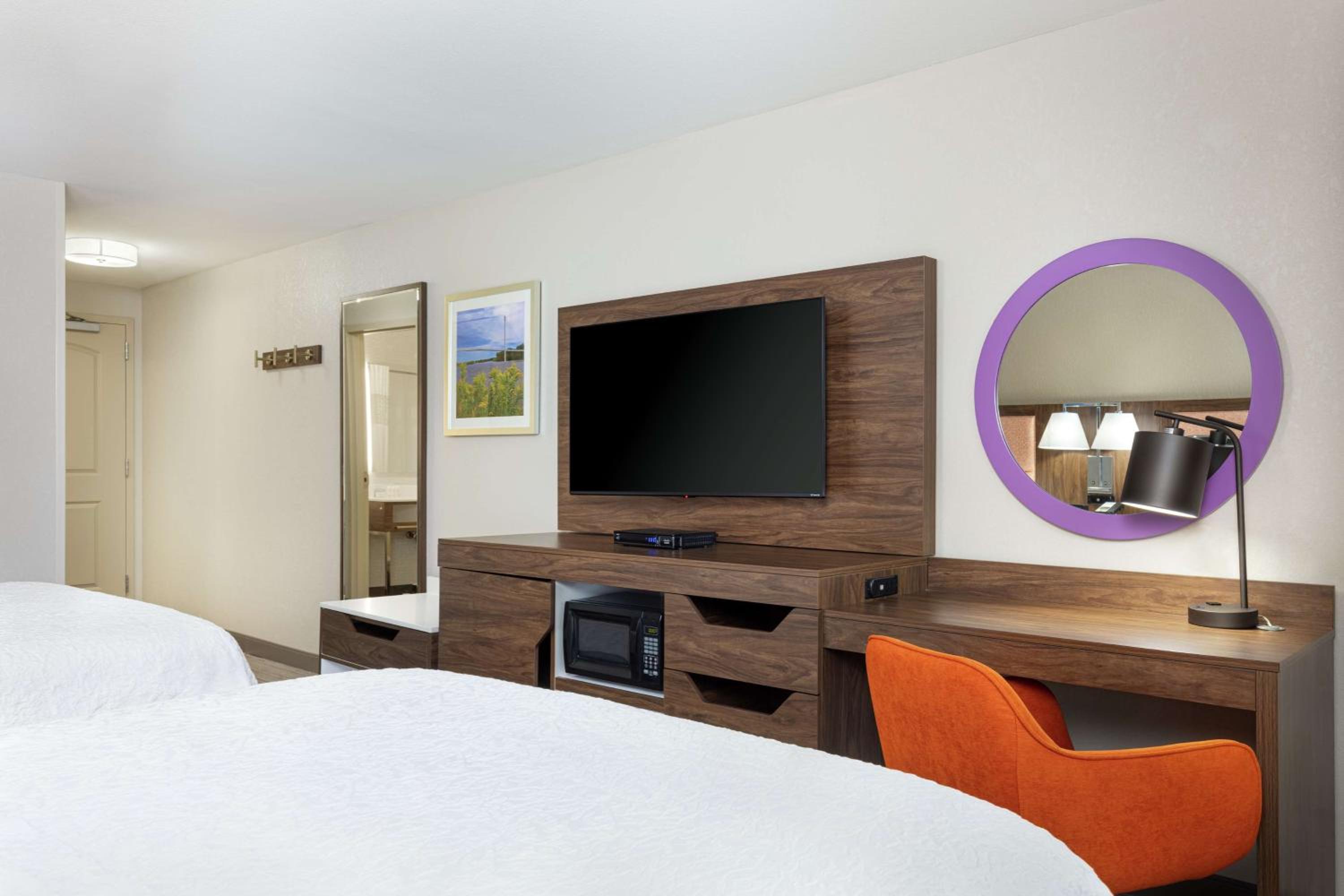 Room with Two Queen Beds - Non-Smoking - Photo 2