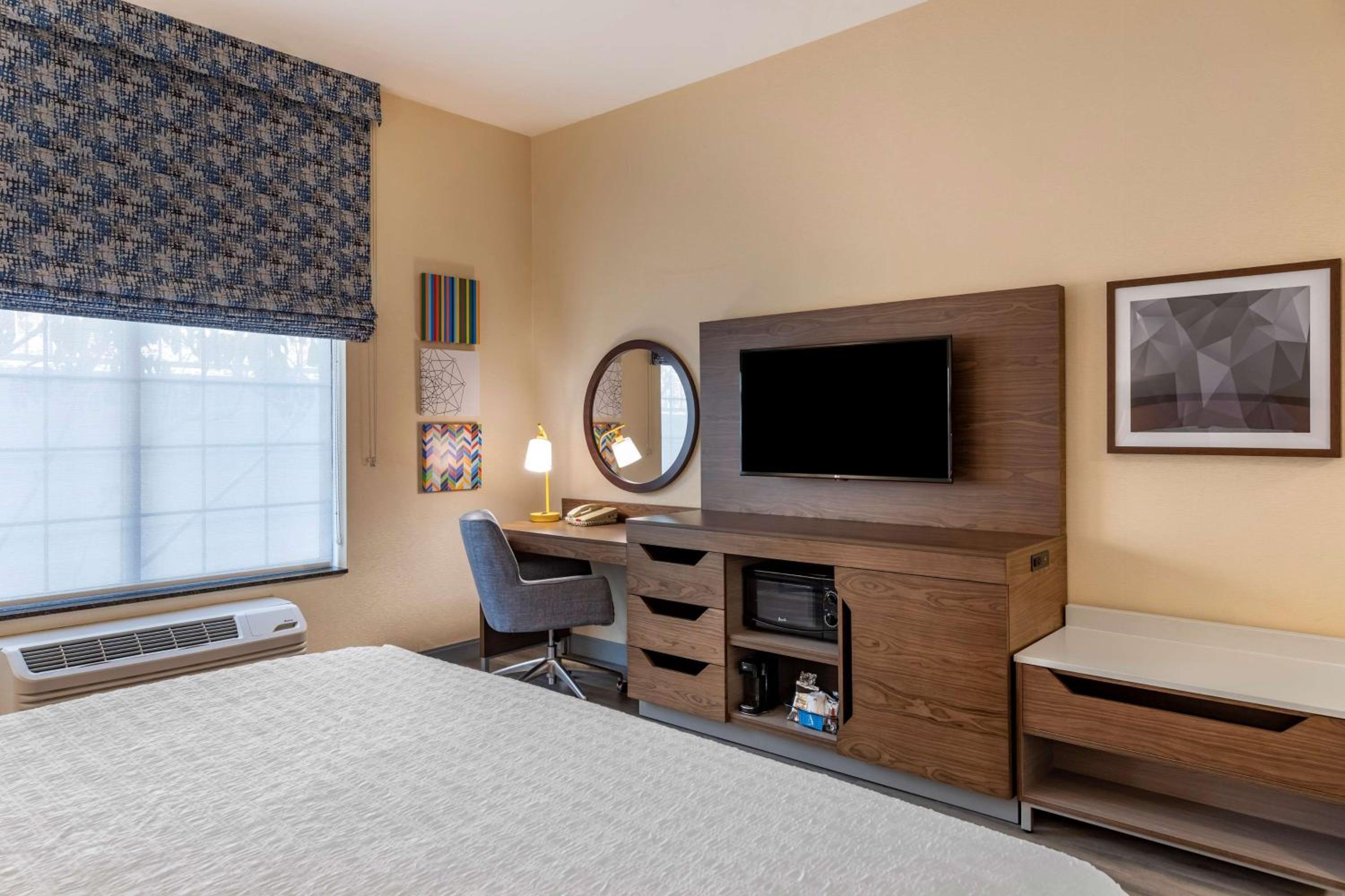 King Room with King Bed - Non-Smoking - Photo 2