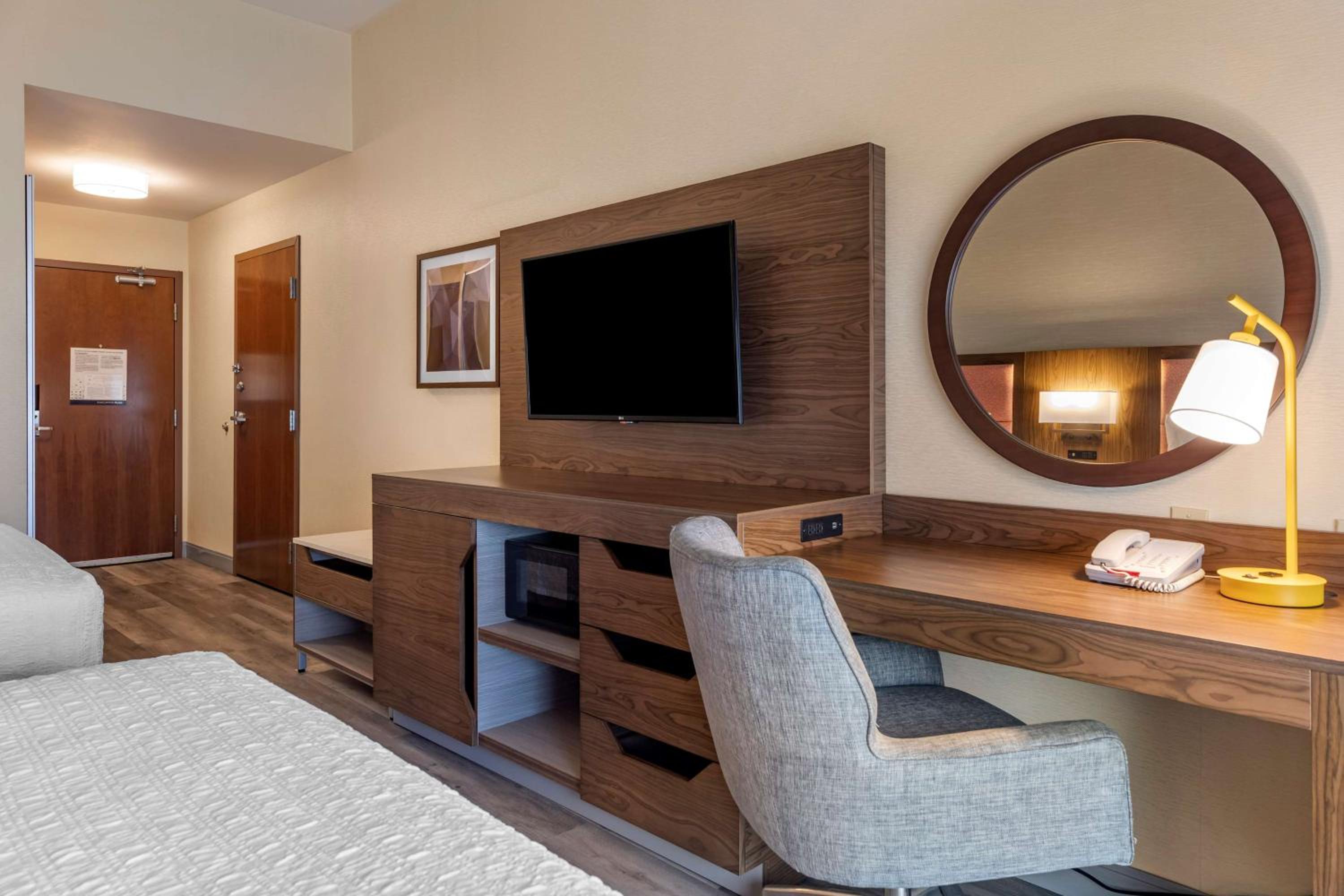 Room with Two Queen Beds - Non-Smoking - Photo 2