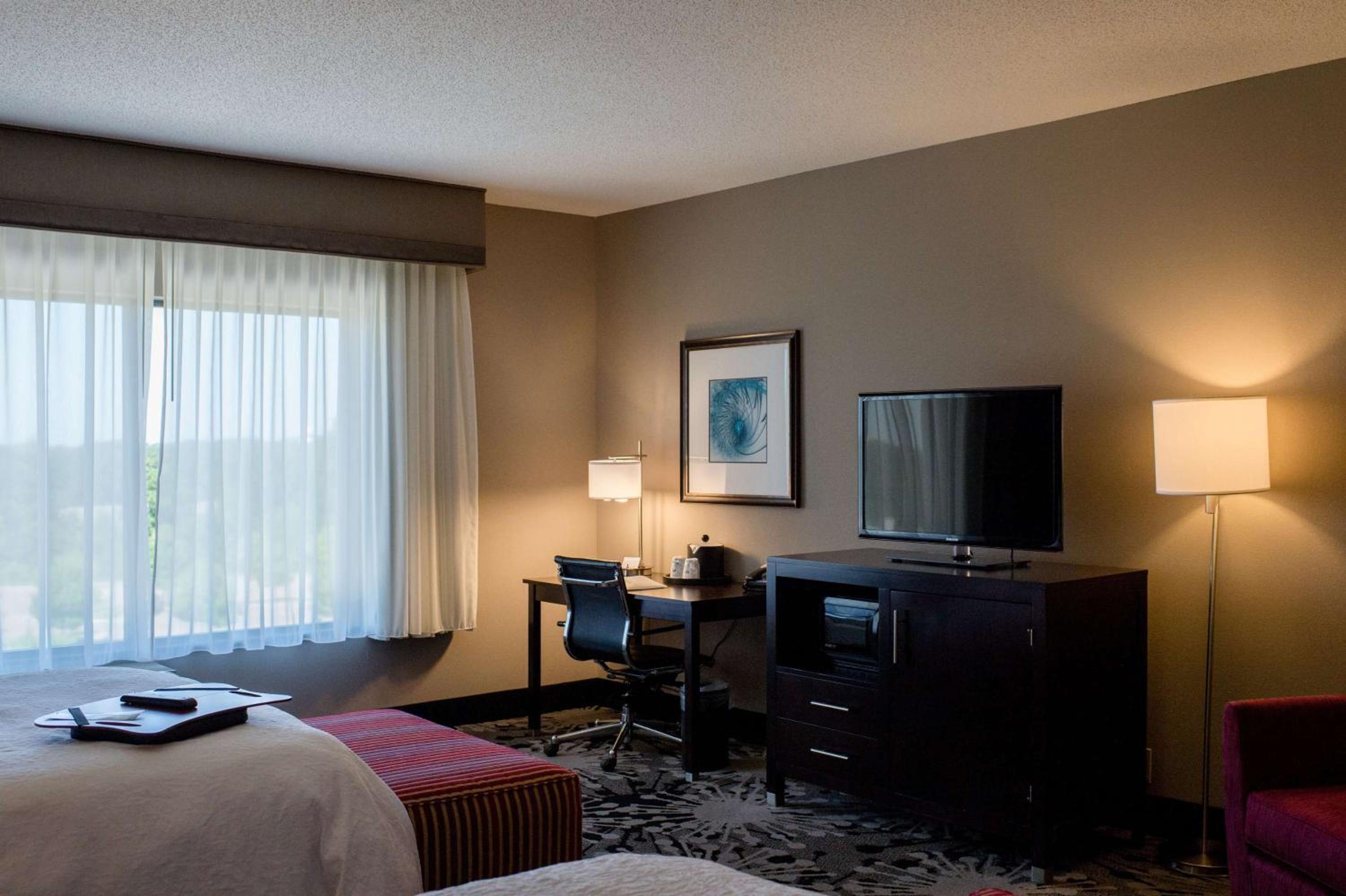 Queen Room with Two Queen Beds - Mobility Access/Non-Smoking - Photo 3