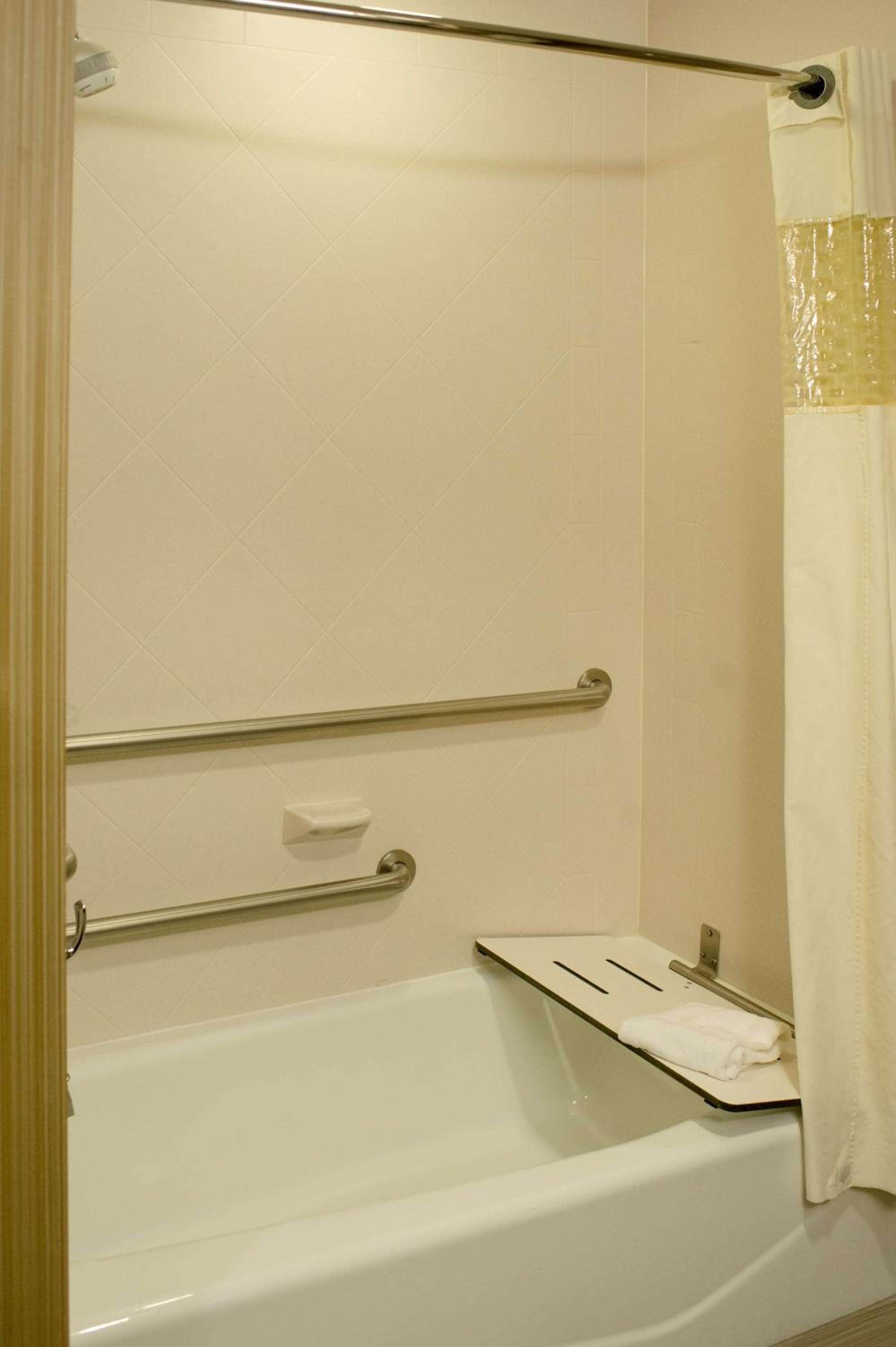 Queen Room with Two Queen Beds - Mobility Access/Non-Smoking - Photo 2