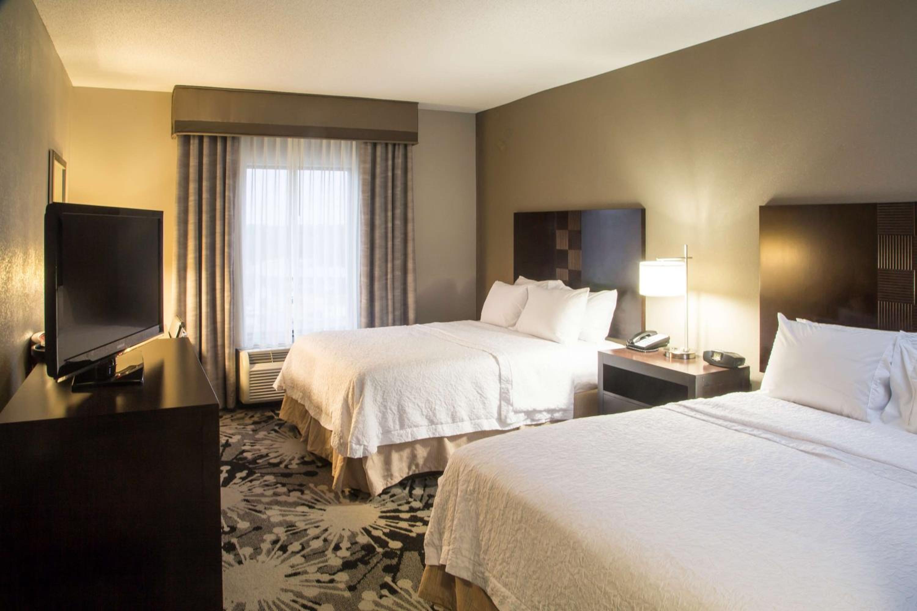 Room with Two Queen Beds - Non-Smoking - Photo 3