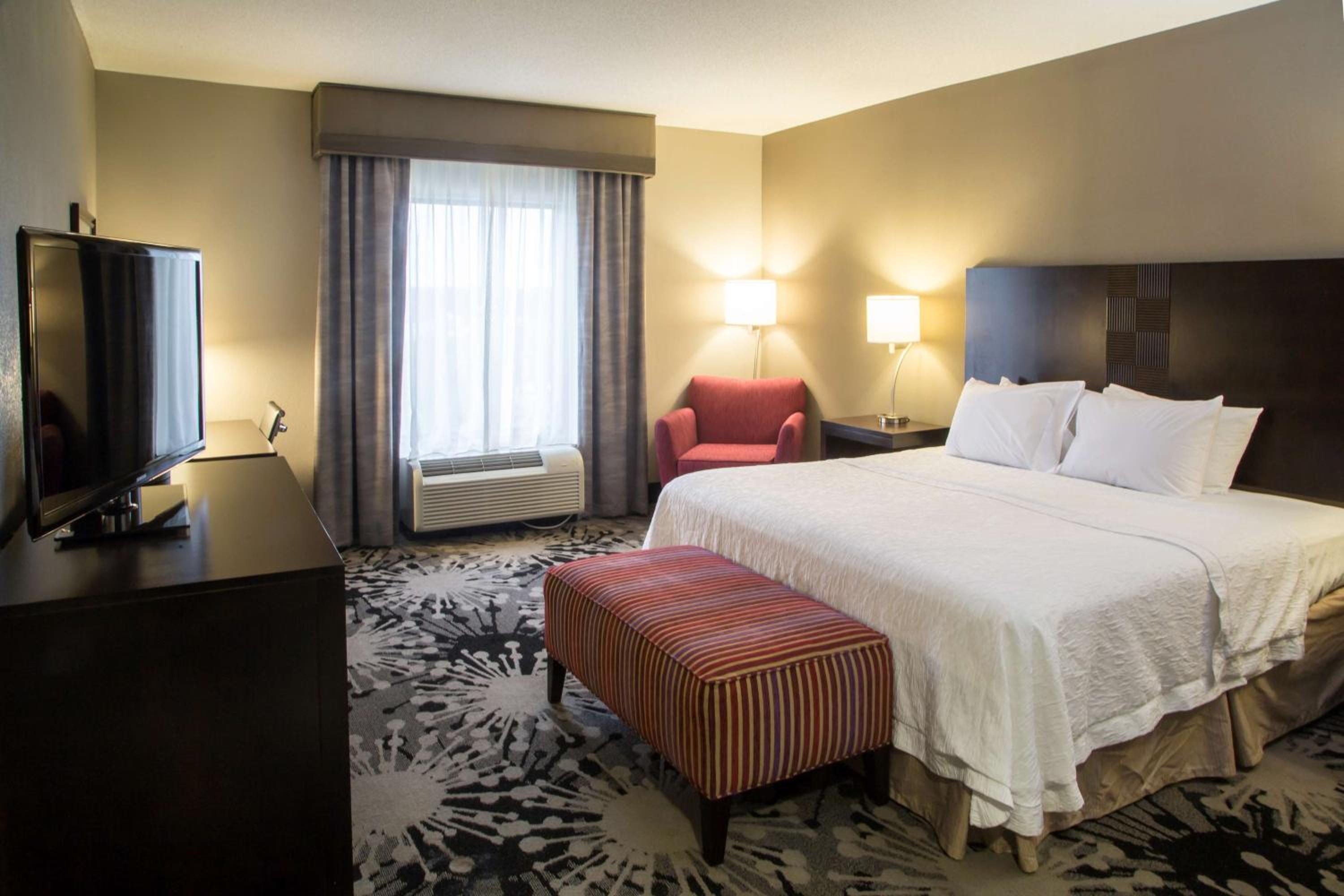 King Room with King Bed - Non-Smoking - Photo 2