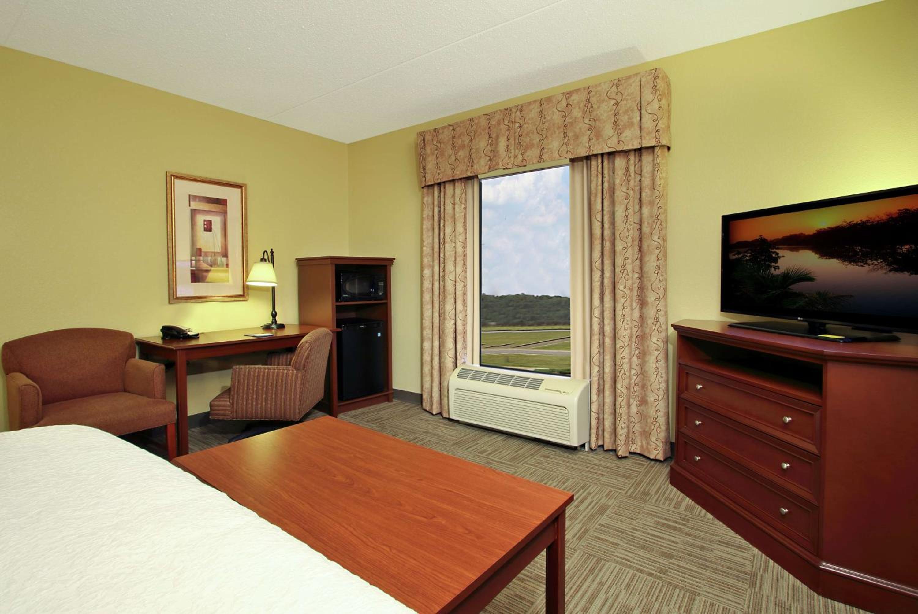 King Room with King Bed - Non-Smoking - Photo 1