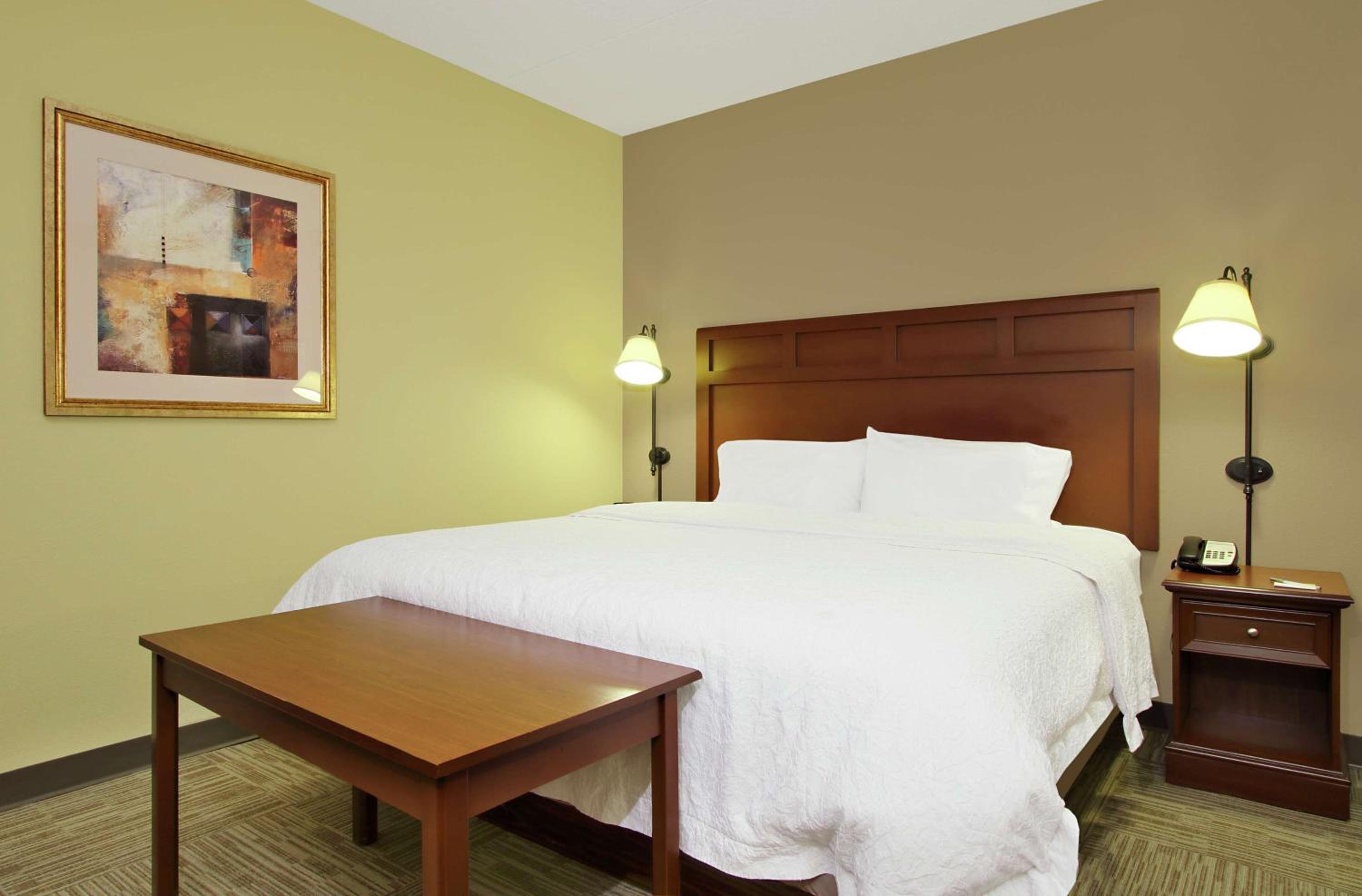 King Room with King Bed - Non-Smoking - Photo 4