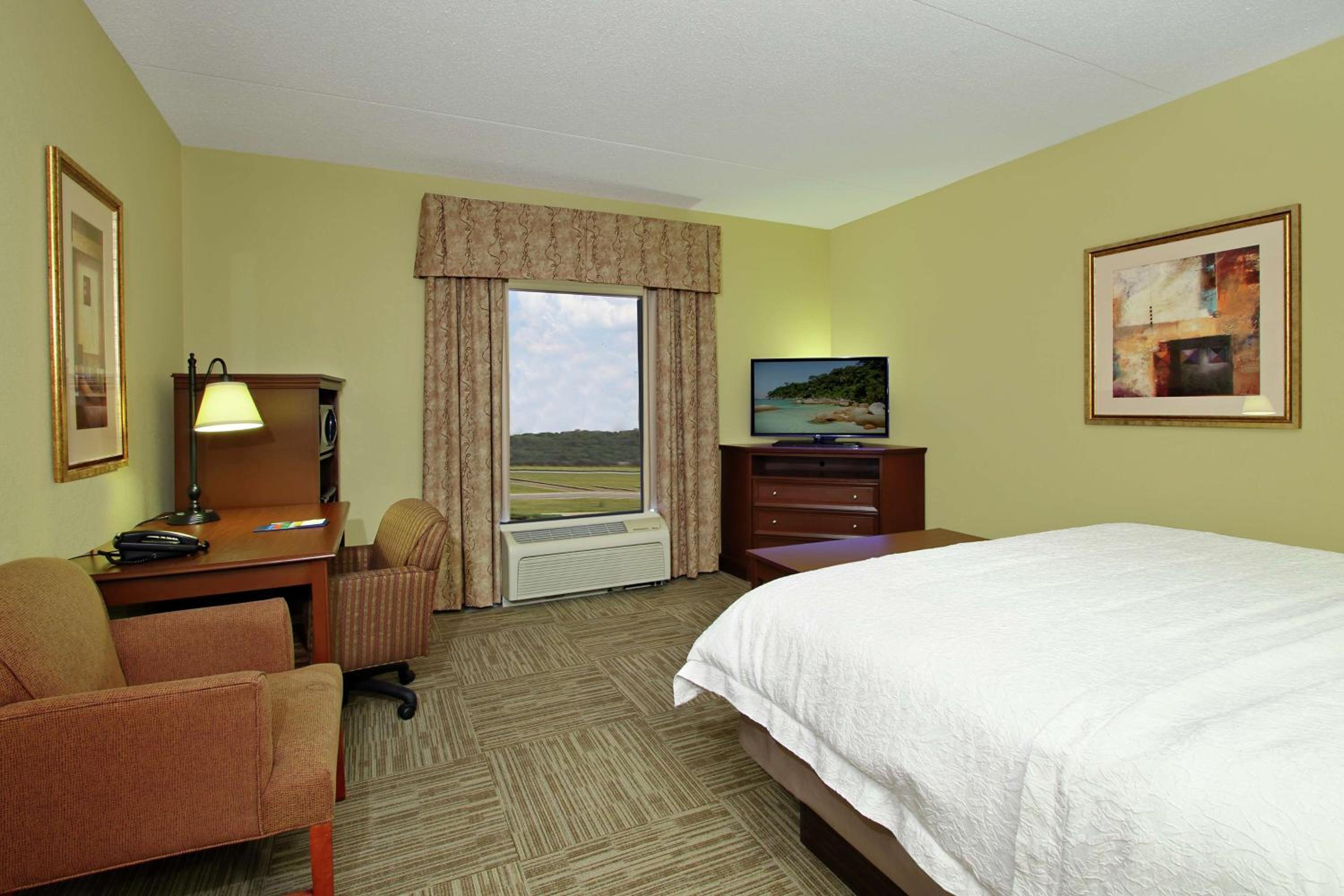 King Room with King Bed - Non-Smoking - Photo 2