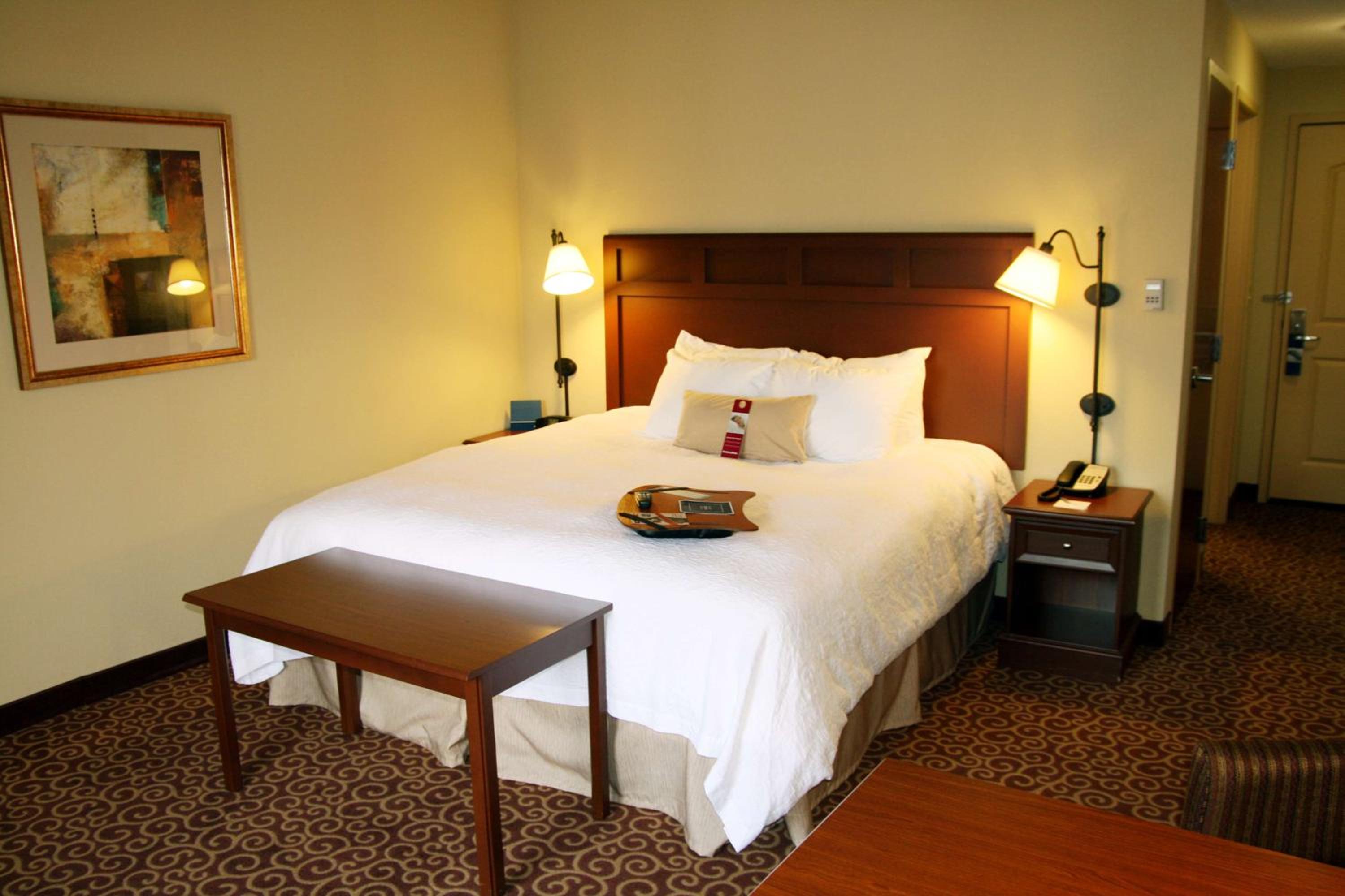 King Room with King Bed - Non-Smoking - Photo 5