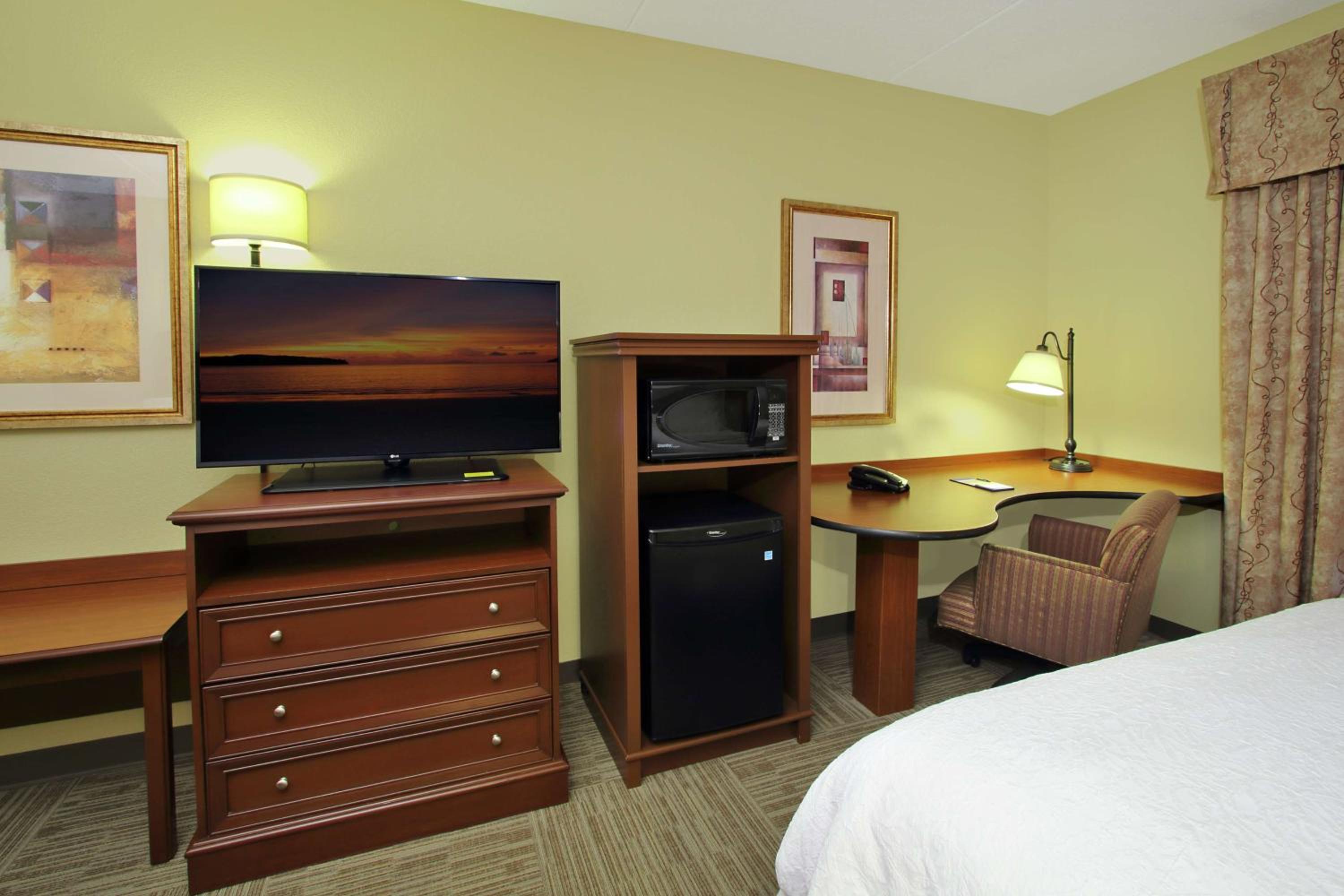 Room with Two Queen Beds - Non-Smoking - Photo 3