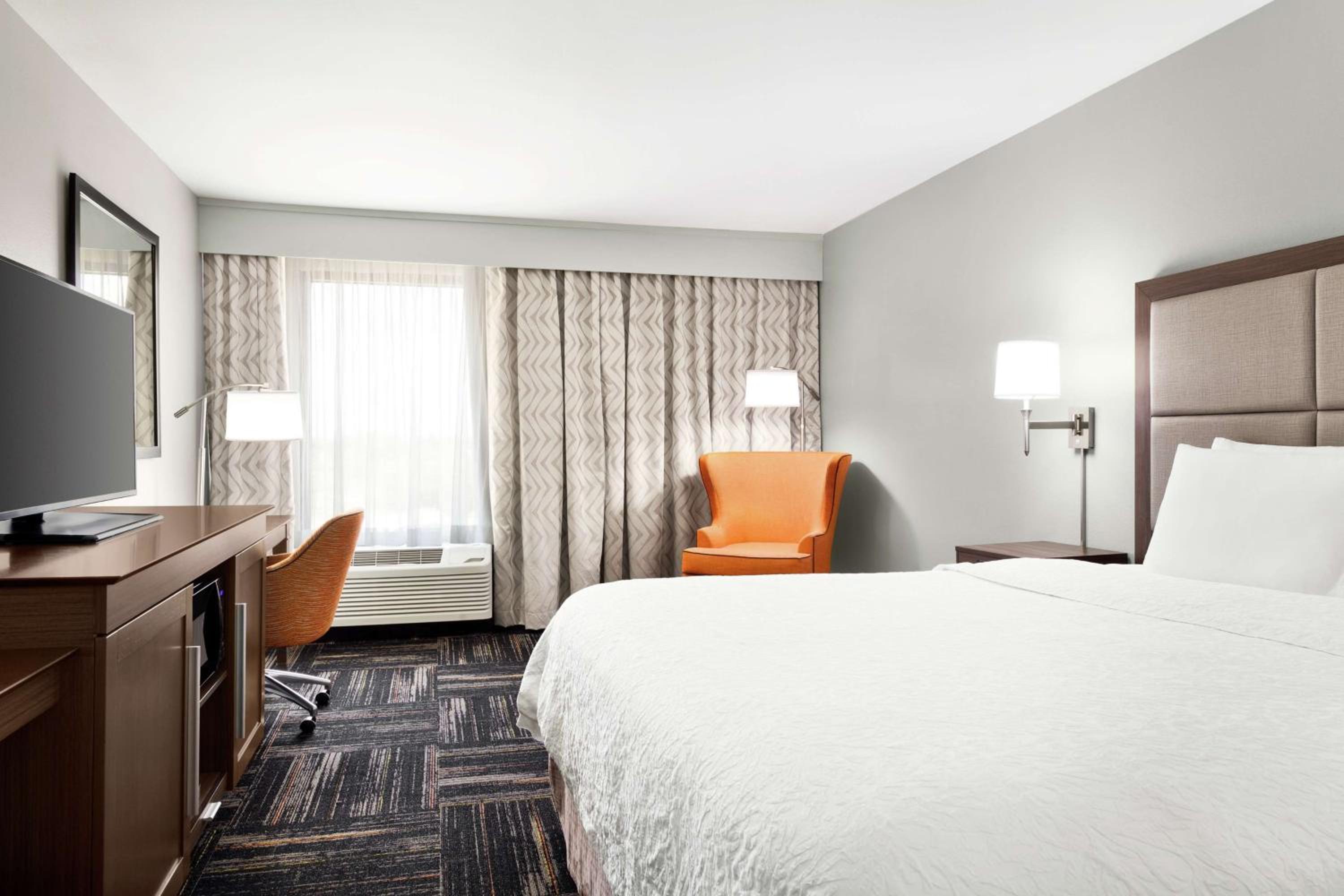 King Room with King Bed - Non-Smoking - Photo 1