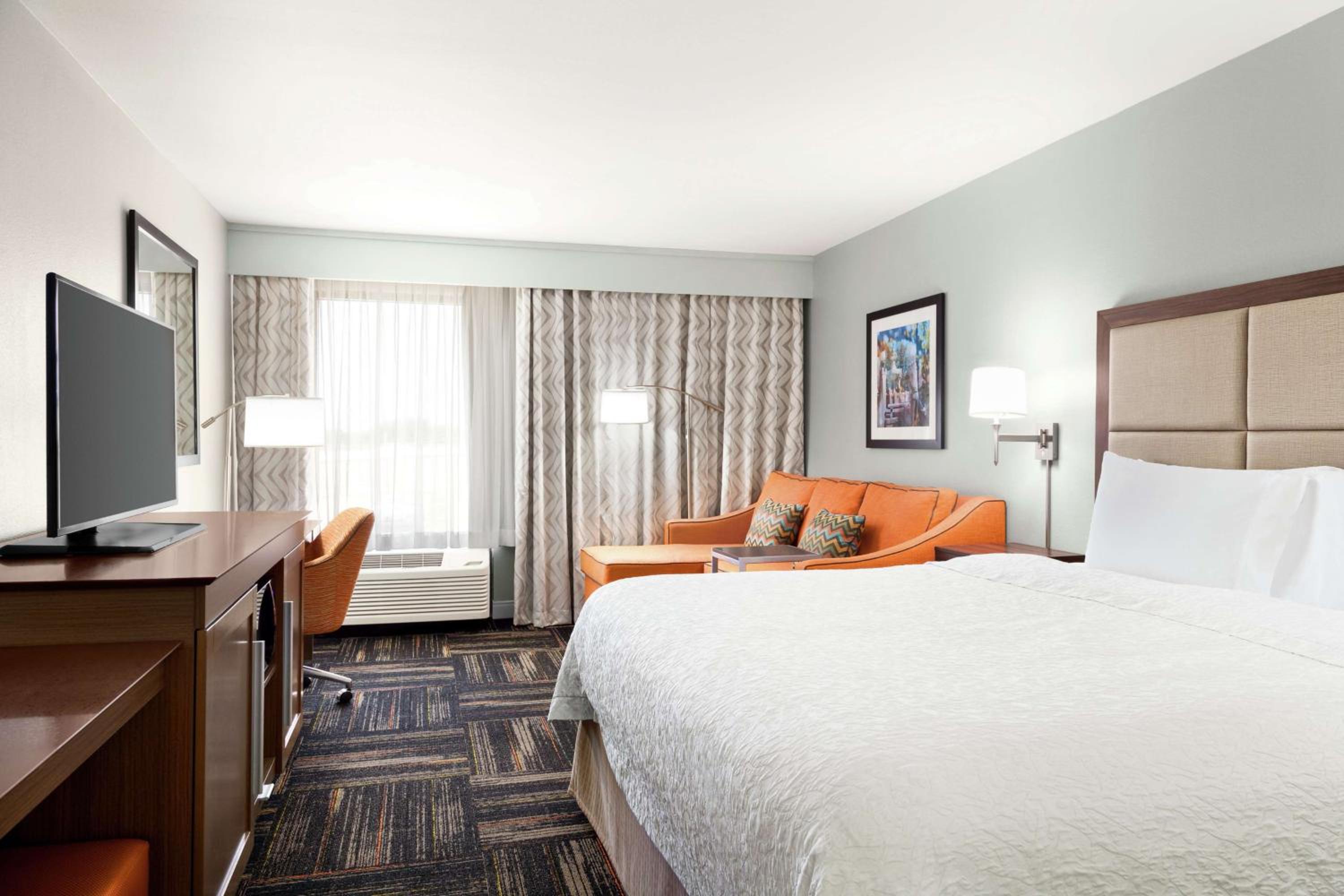 Deluxe King Room - Non-Smoking - Photo 2