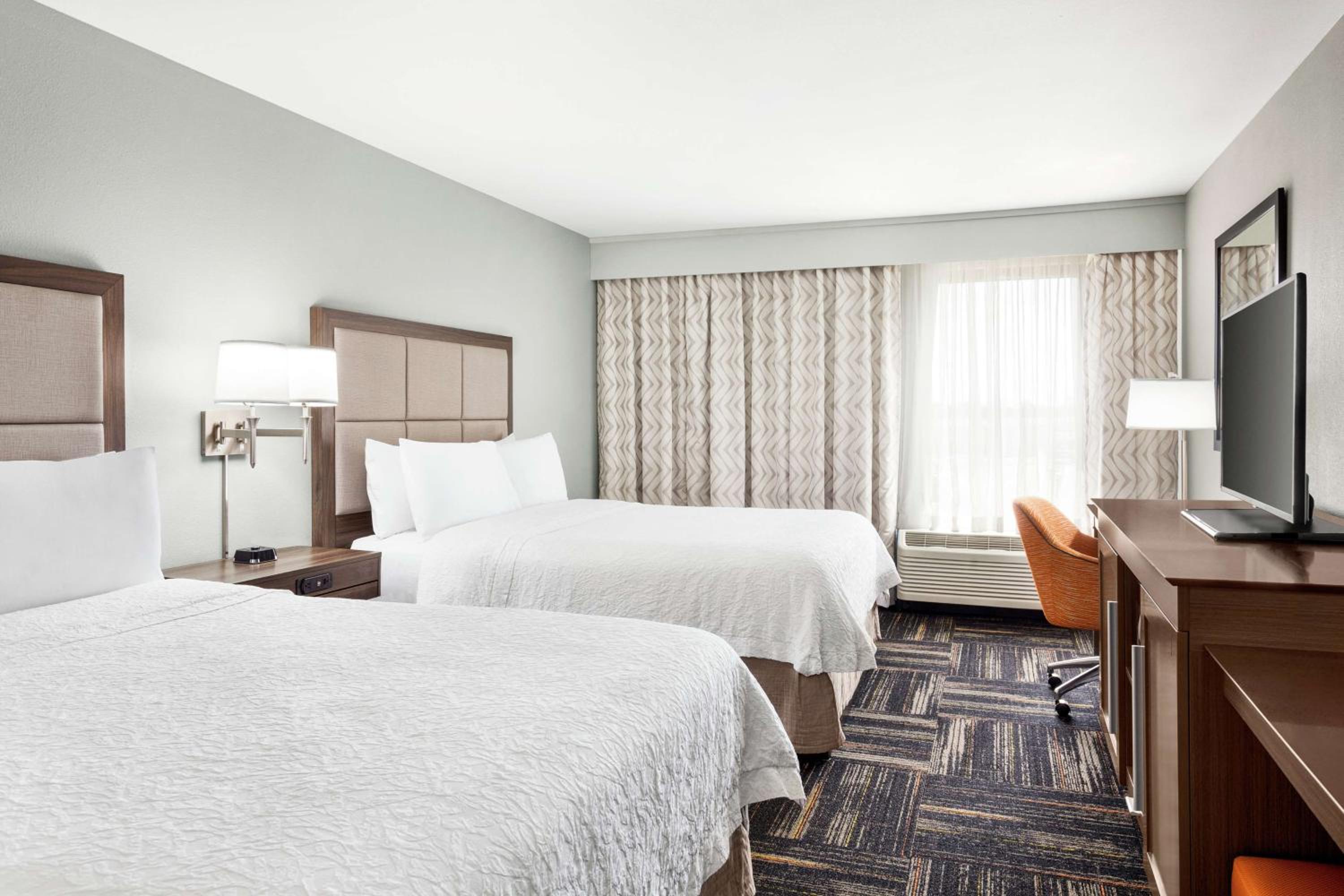 Queen Room with Two Queen Beds - Mobility Access/Non-Smoking - Photo 3