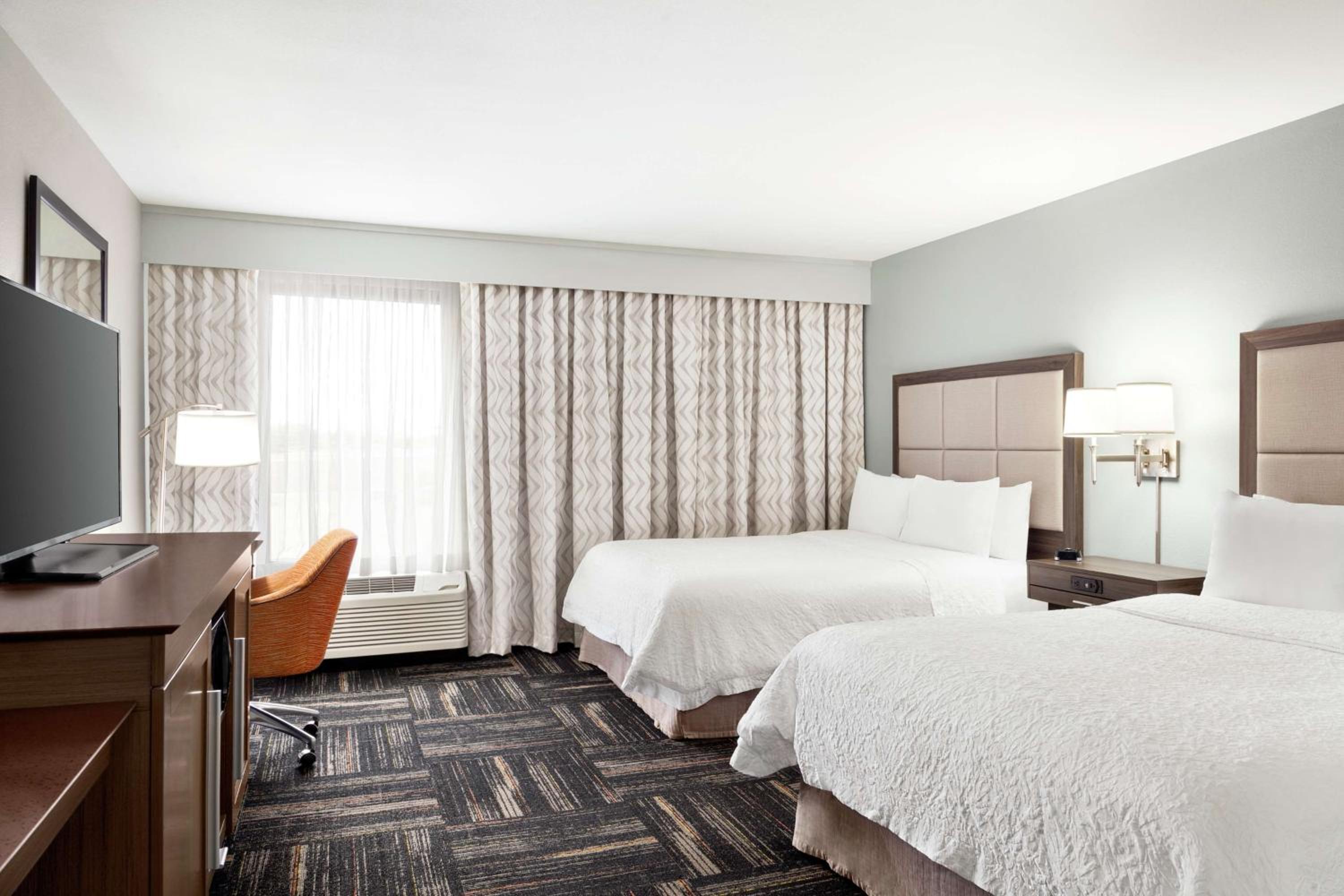 Queen Room with Two Queen Beds - Mobility Access/Non-Smoking - Photo 4