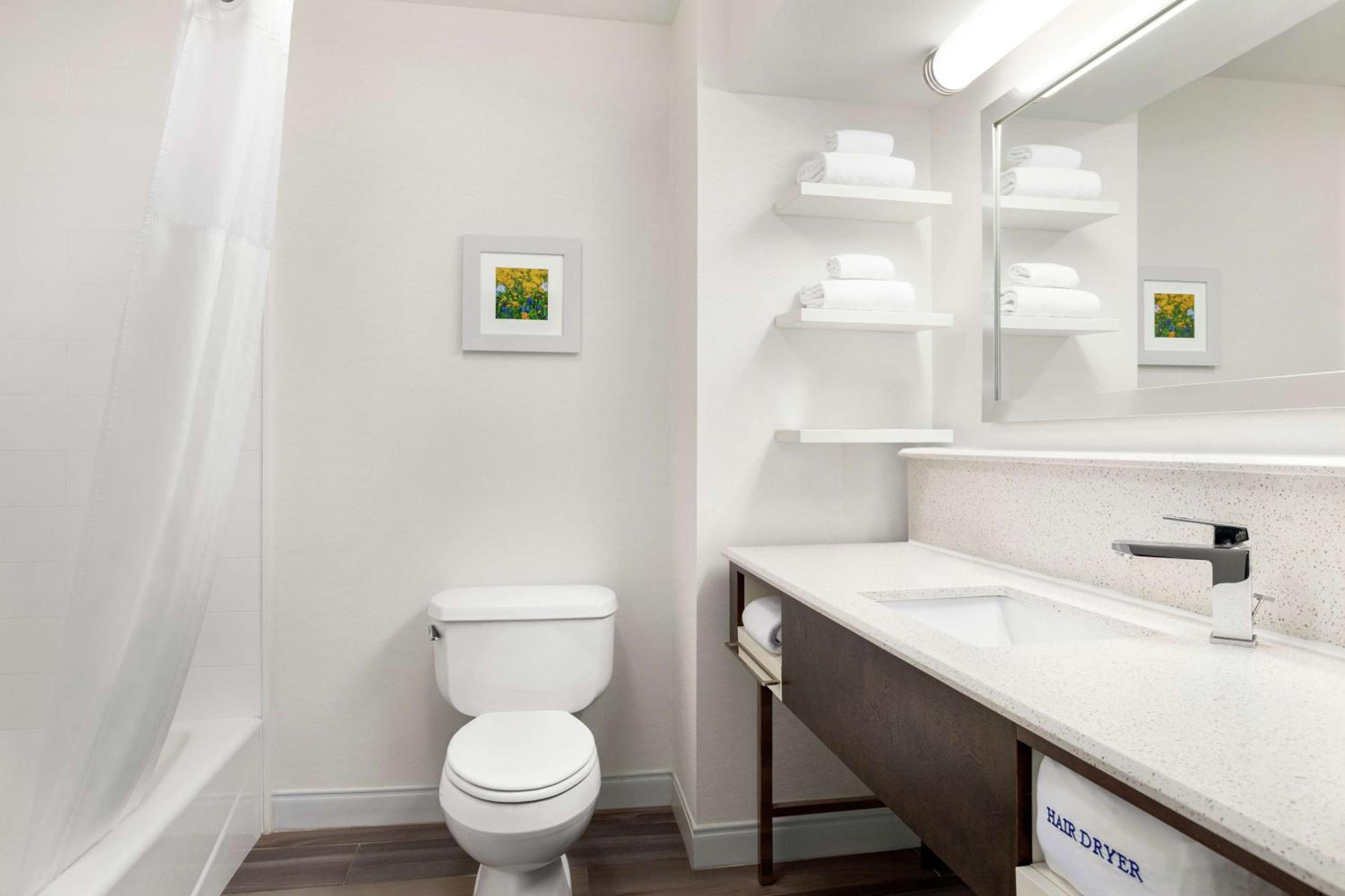 Deluxe King Room - Non-Smoking - Photo 3