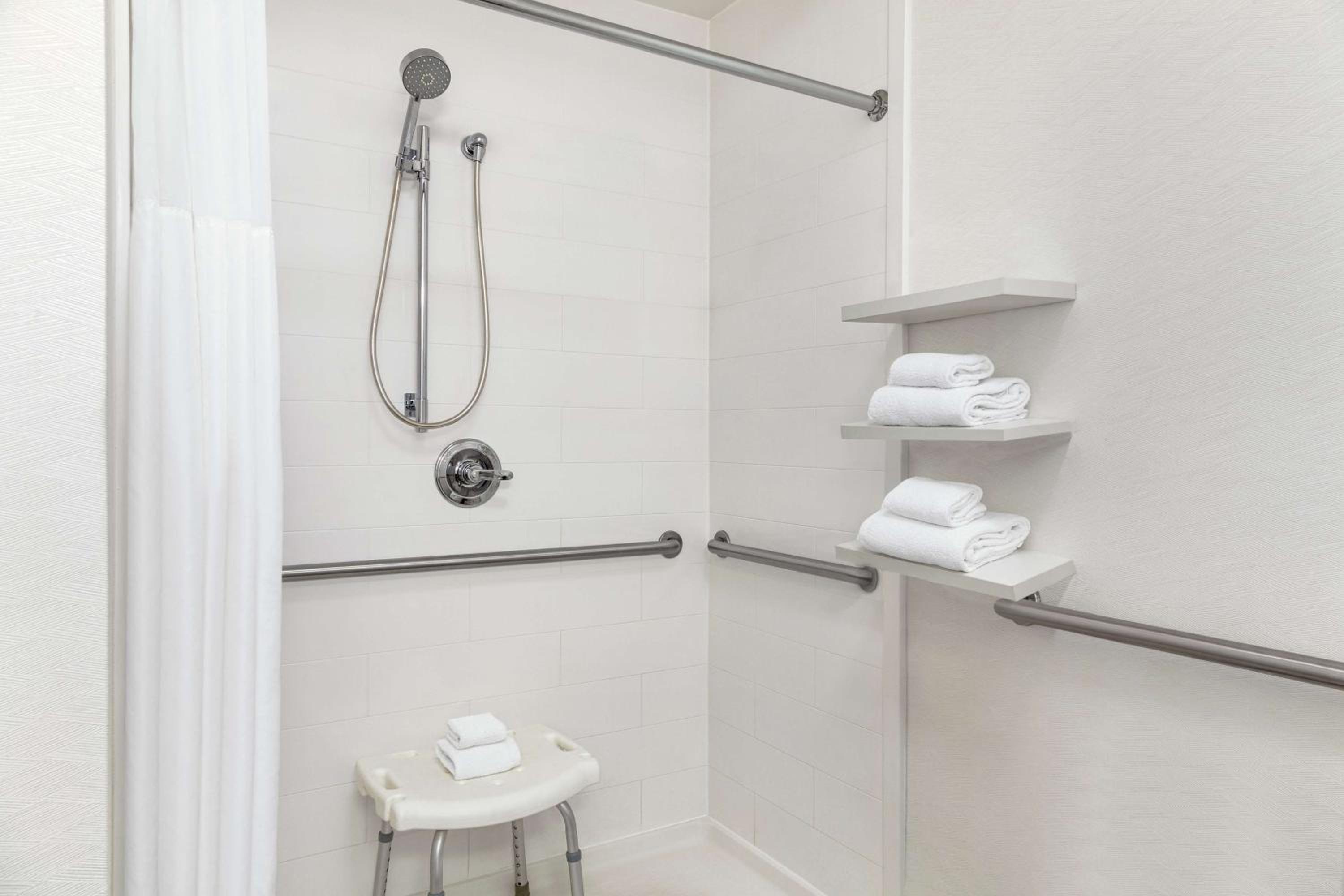 King Room with Roll-In Shower - Mobility Access/Non-Smoking - Photo 3