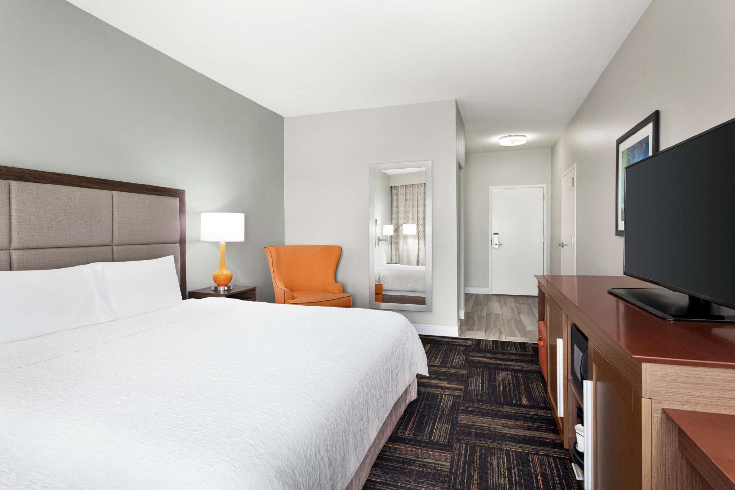 King Room with Roll-In Shower - Mobility Access/Non-Smoking - Photo 2