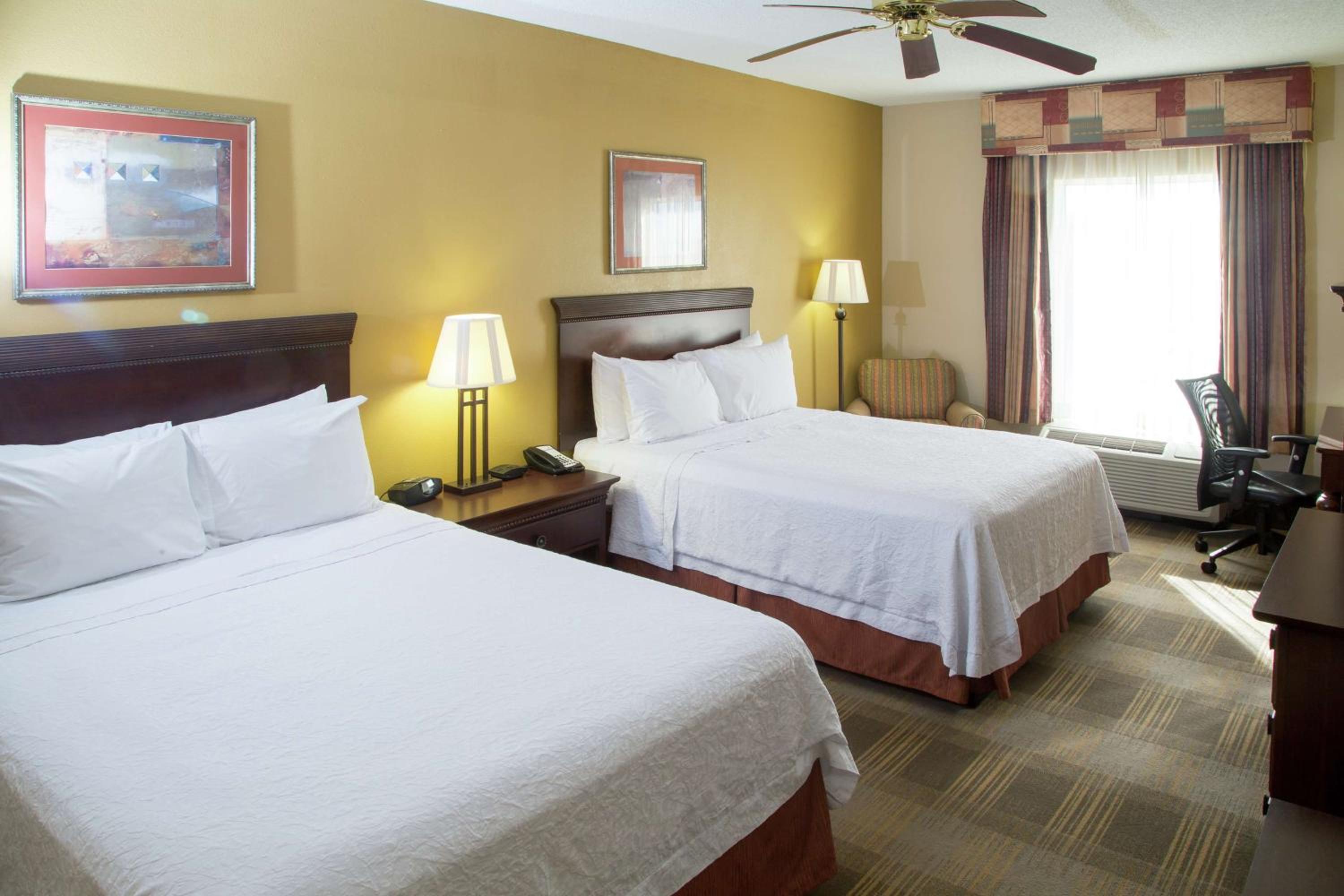 Room with Two Queen Beds - Non-Smoking - Photo 9