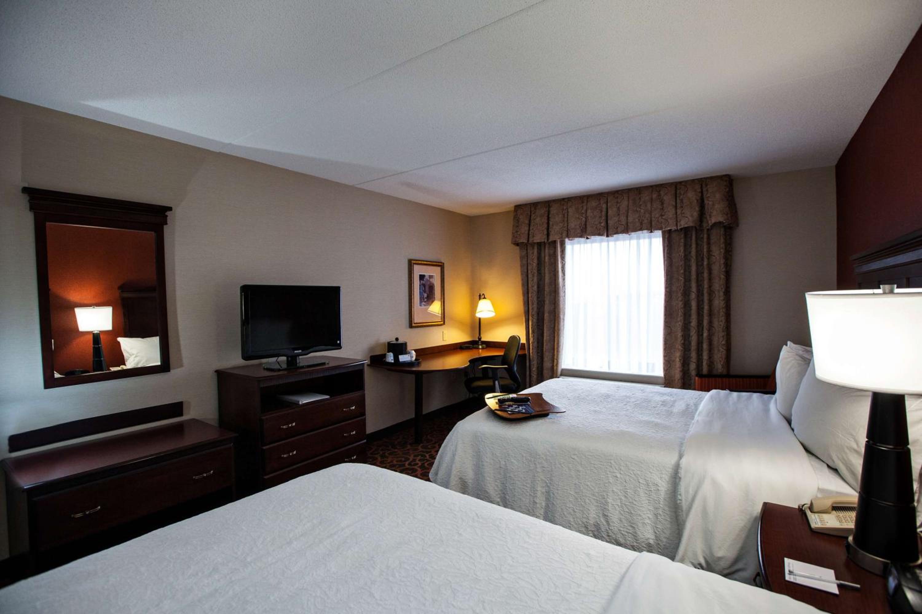 Room with Two Queen Beds - Non-Smoking - Photo 4