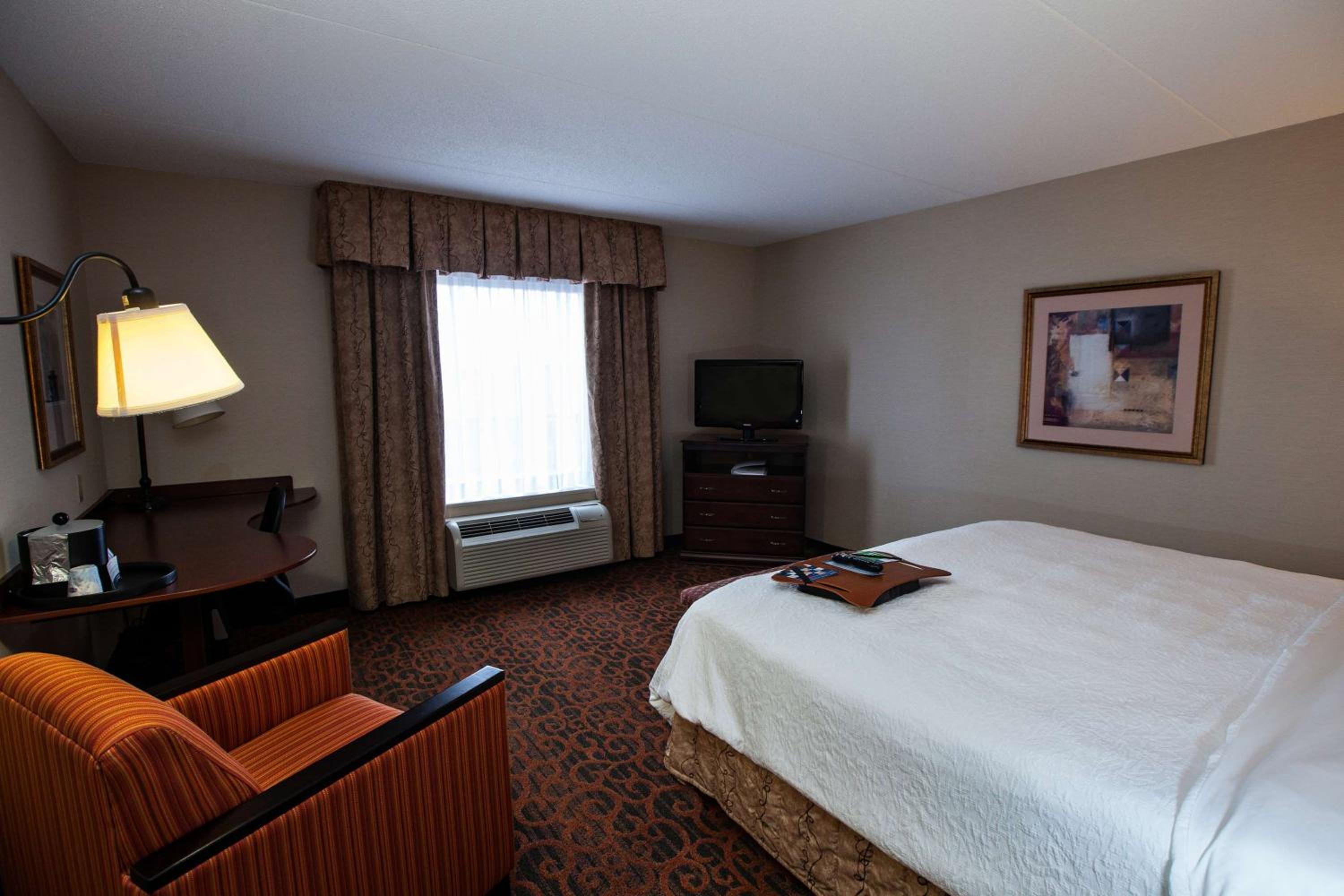 King Room with King Bed - Non-Smoking - Photo 3
