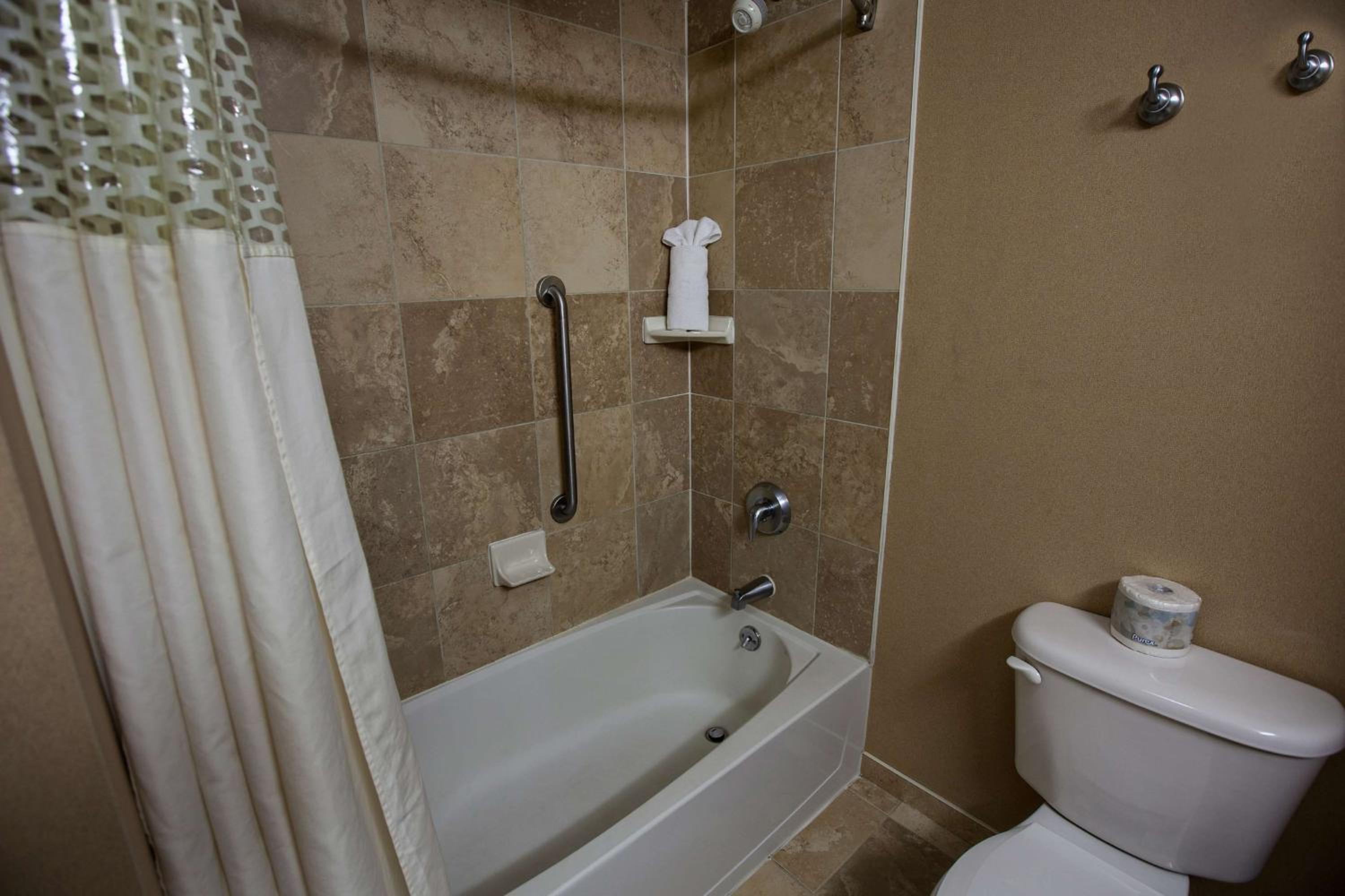 Room with Two Queen Beds - Non-Smoking - Photo 3