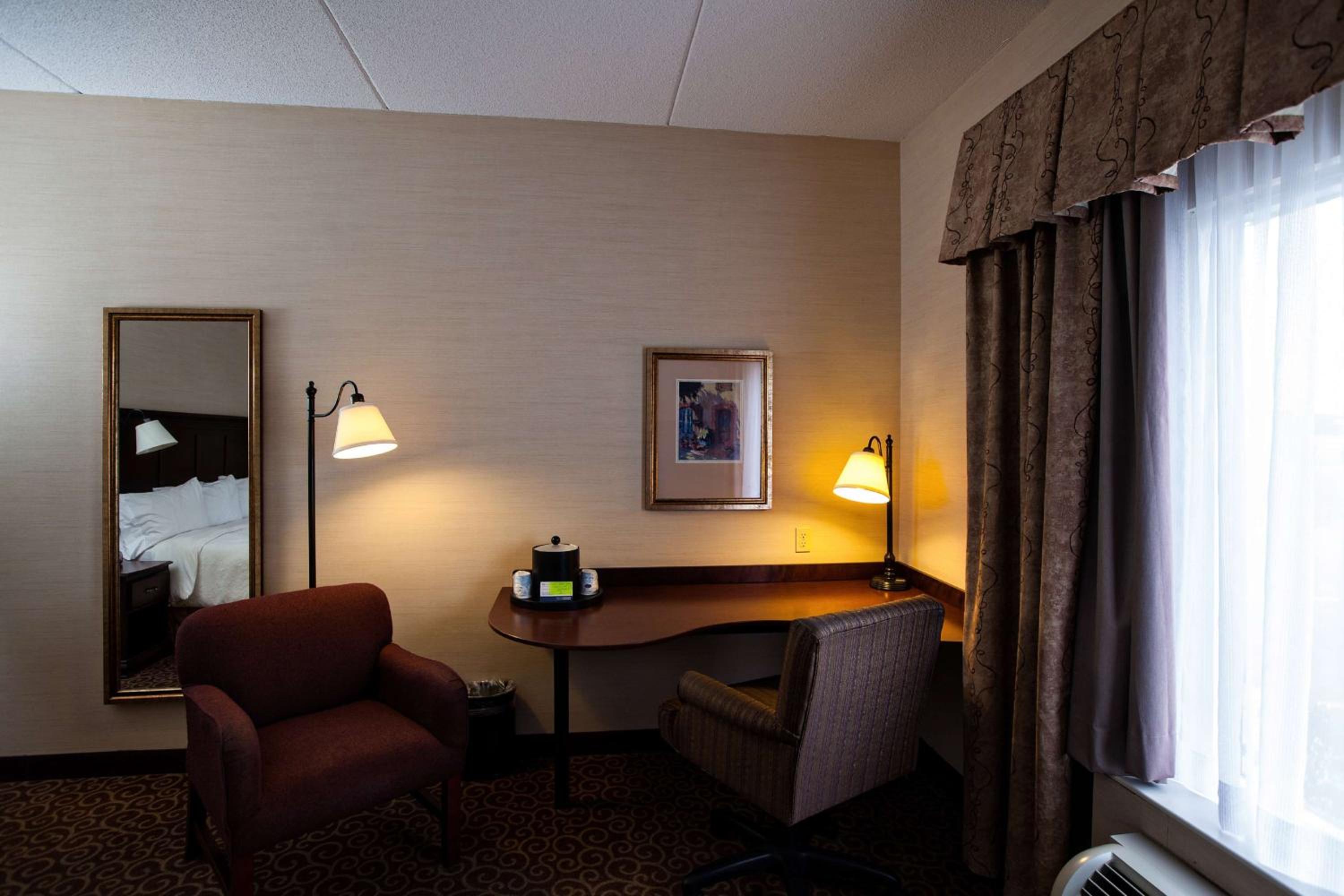 King Room with King Bed - Non-Smoking - Photo 2