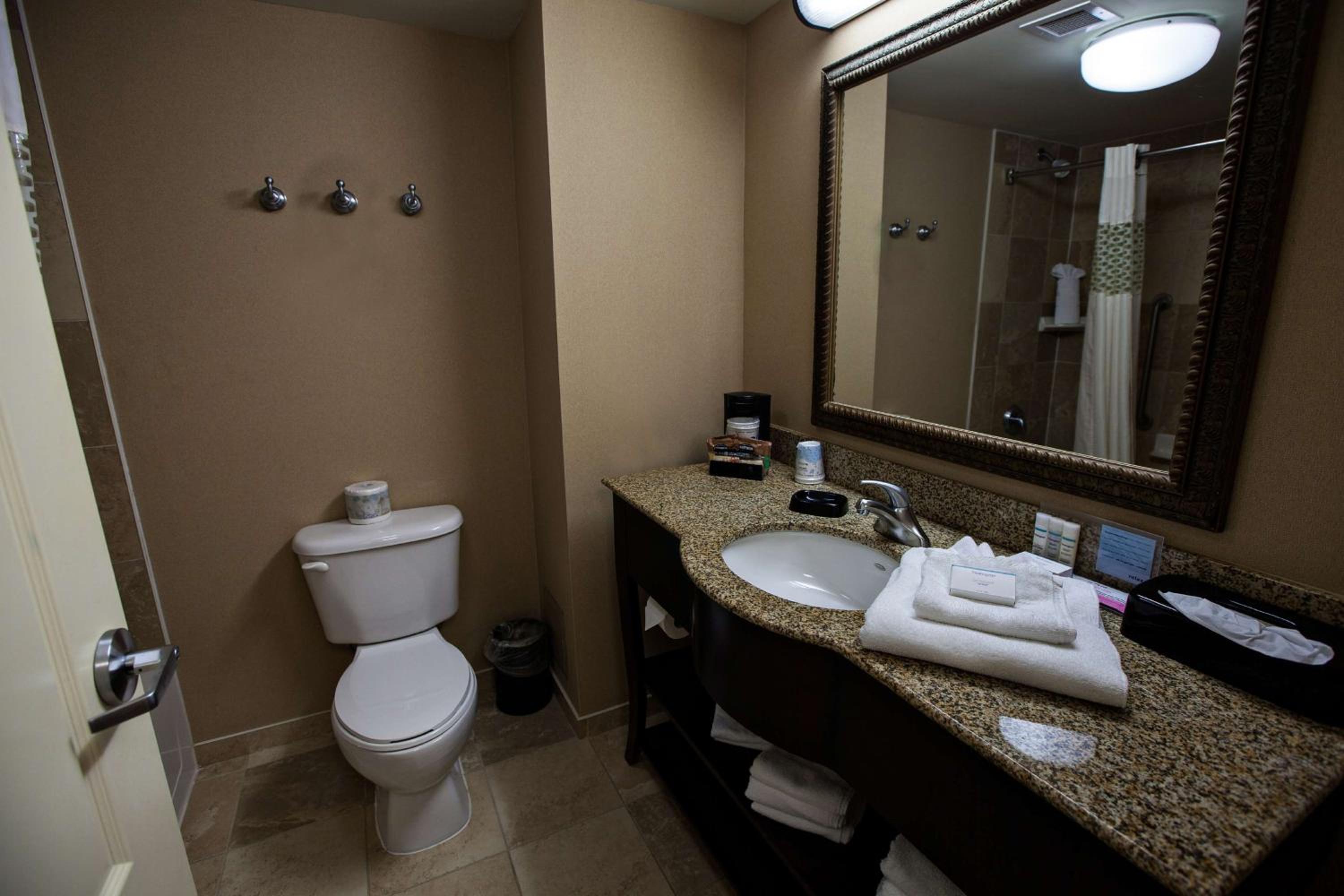 King Room with King Bed - Non-Smoking - Photo 4